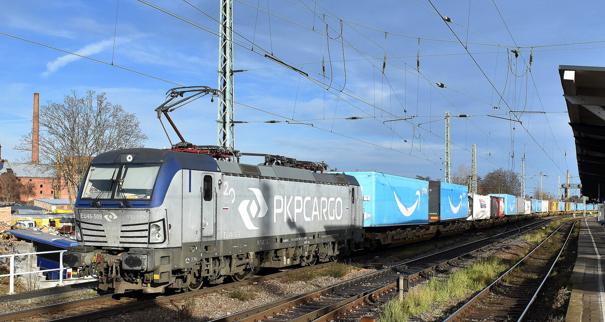 PKP CARGO S.A., Warszawa [PL] mit ihrer Vectron  EU46-509  [NVR-Nummer: 91 51 5370 021-5 PL-PKPC] und einem KLVC-Zug am 08.12.25 Höhe Bahnhof Magdeburg-Neustadt. Viele Grüße an den Tf.!!!