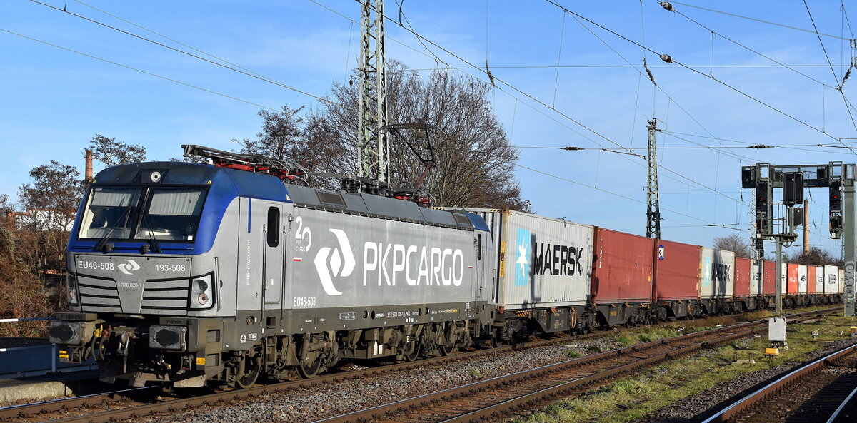 PKP CARGO S.A., Warszawa [PL] mit ihrer Vectron  EU46-508  [NVR-Nummer: 91 51 5370 020-7 PL-PKPC] und einem Containerzug am 08.12.25 Höhe Bahnhof Magdeburg-Neustadt.