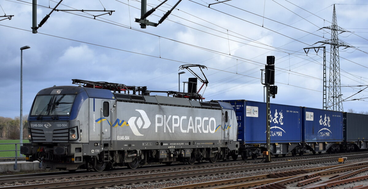 PKP CARGO S.A., Warszawa [PL] mit ihrer Vectron  EU46-504  [NVR-Nummer: 91 51 5370 016-5 PL-PKPC] und einem Containerzug am 24.02.26 Höhe Bahnhof Rodleben.