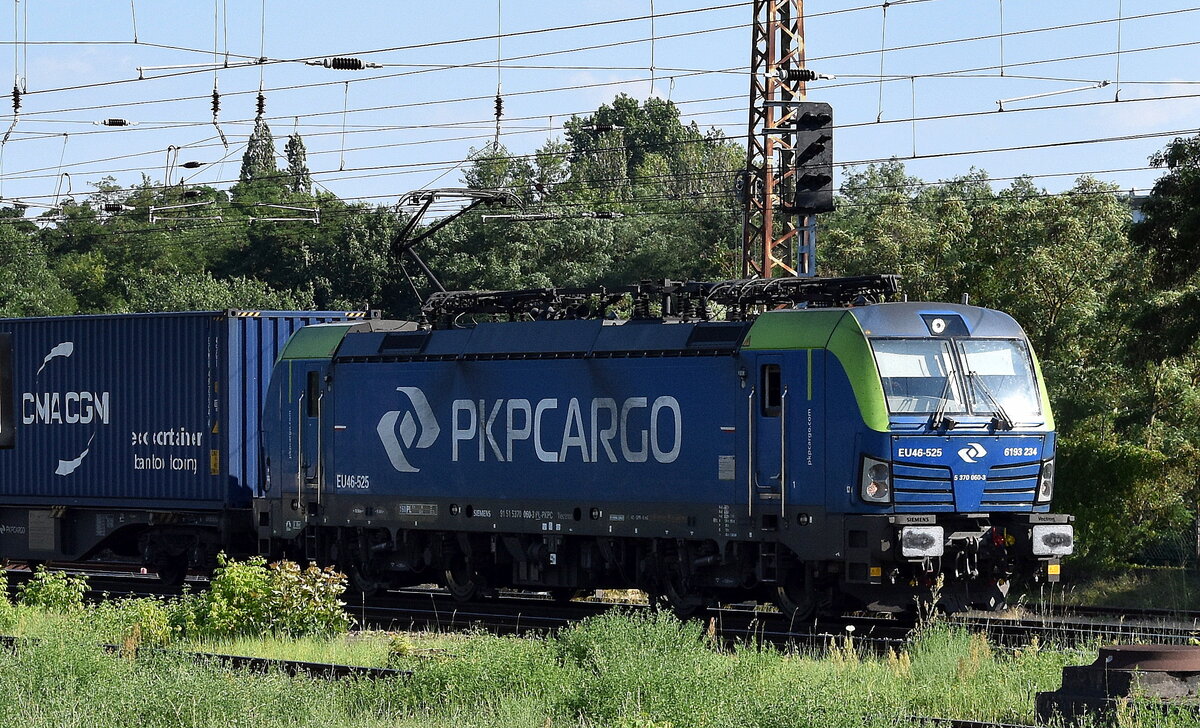 PKP CARGO S.A., Warszawa [PL] mit ihrer Vectron  EU46-525  [NVR-Nummer: 91 51 5370 060-3 PL-PKPC] und einem Containerzug am 25.06.26 H�he Bahnhof Frankfurt (Oder).
