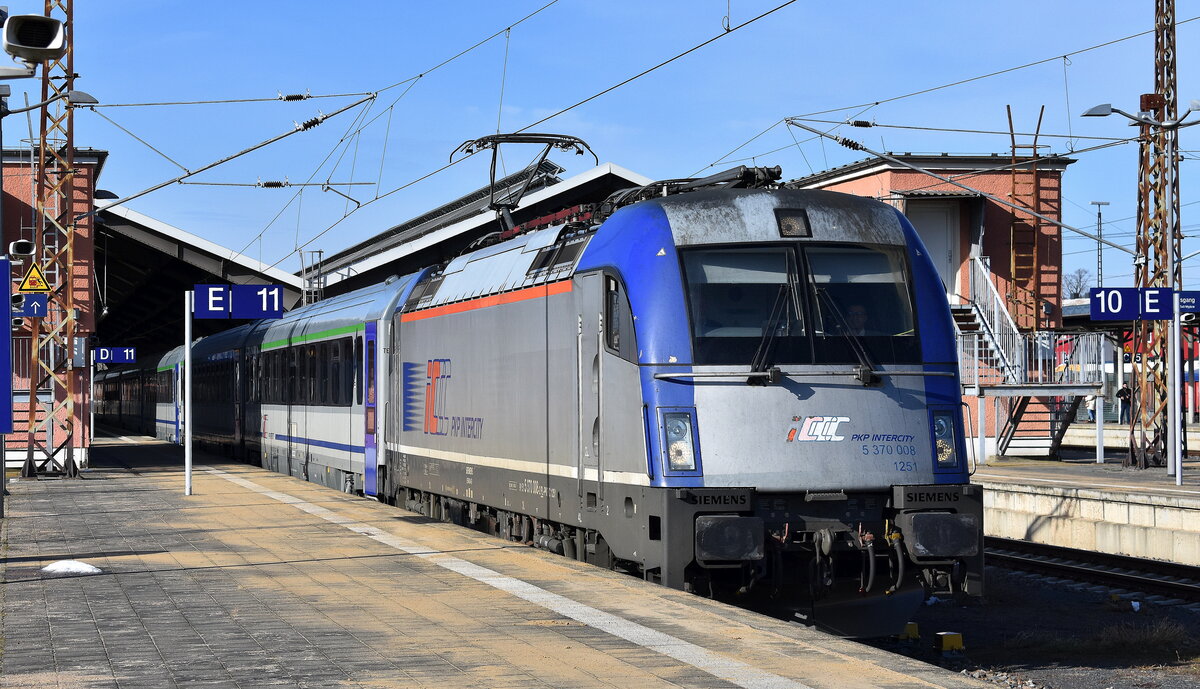 PKP Intercity spółka z o.o., Warszawa [PL] mit ihrer  5 370 008  [NVR-Nummer: 91 51 5370 008-2 PL-PKPIC] und dem EC 49 (BERLIN-WARSZAWA-EXPRESS) Richtung Warschau bei der Abfahrt am 24.02.25 Bahnhof Frankfurt (Oder).