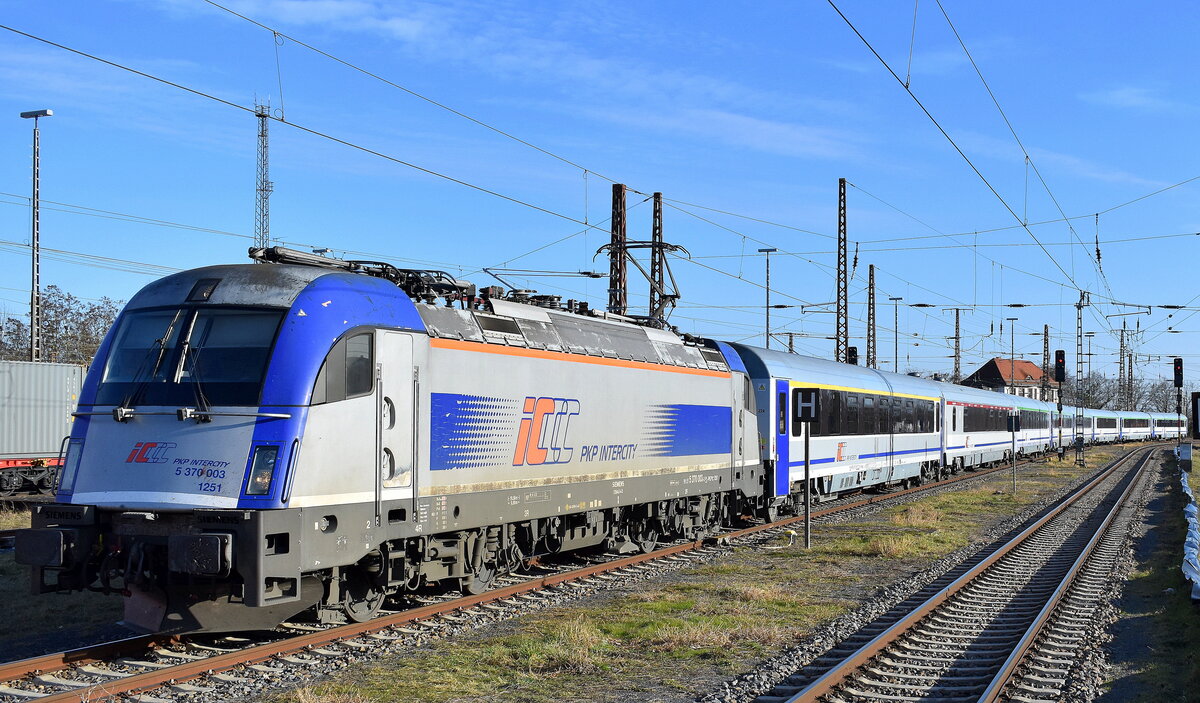 PKP Intercity spółka z o.o., Warszawa [PL] mit ihrer  5 370 003  [NVR-Nummer: 91 51 5370 003-3 PL-PKPIC] und dem EC 46 (BERLIN-WARSZAWA-EXPRESS) Richtung Berlin am 24.02.25 Einfahrt Bahnhof Frankfurt (oder).