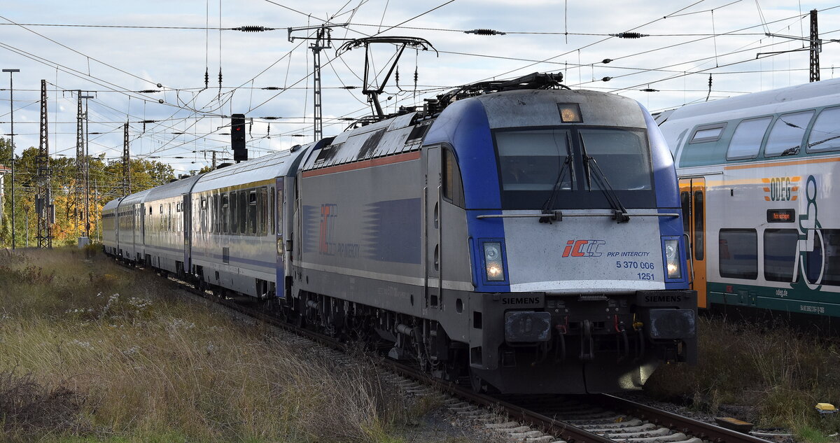 PKP Intercity spółka z o.o., Warszawa [PL] mit ihrer Husarz  5 370 006  [NVR-Nummer: 91 51 5370 006-6 PL-PKPIC] und dem EC 46 aus Polen am 29.10.25 Einfahrt Bahnhof Frankfurt/Oder.