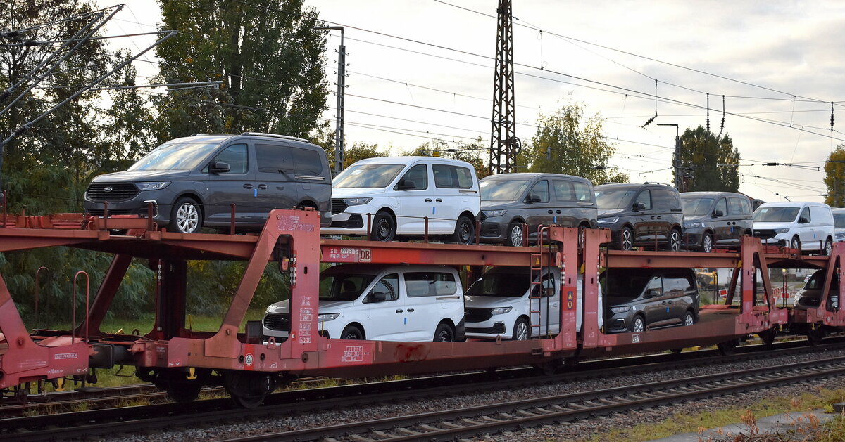 PKW-Transportwageneinheit vom Einsteller DB Cargo ATG Autotransportlogistic GmbH mit der Nr. 25 RIV 80 D-ATG 4923 515-9 Laes 559 mit fabrikneuen FORD Nutzfahrzeugen beladen in einem Ganzzugam 15.10.25 Höhe Bahnhof Frankfurt/Oder. Diese Waggons sind für den europaweiten Transport von PKWs, Geländewagen, Vans und Kleintransportern geeignet. 