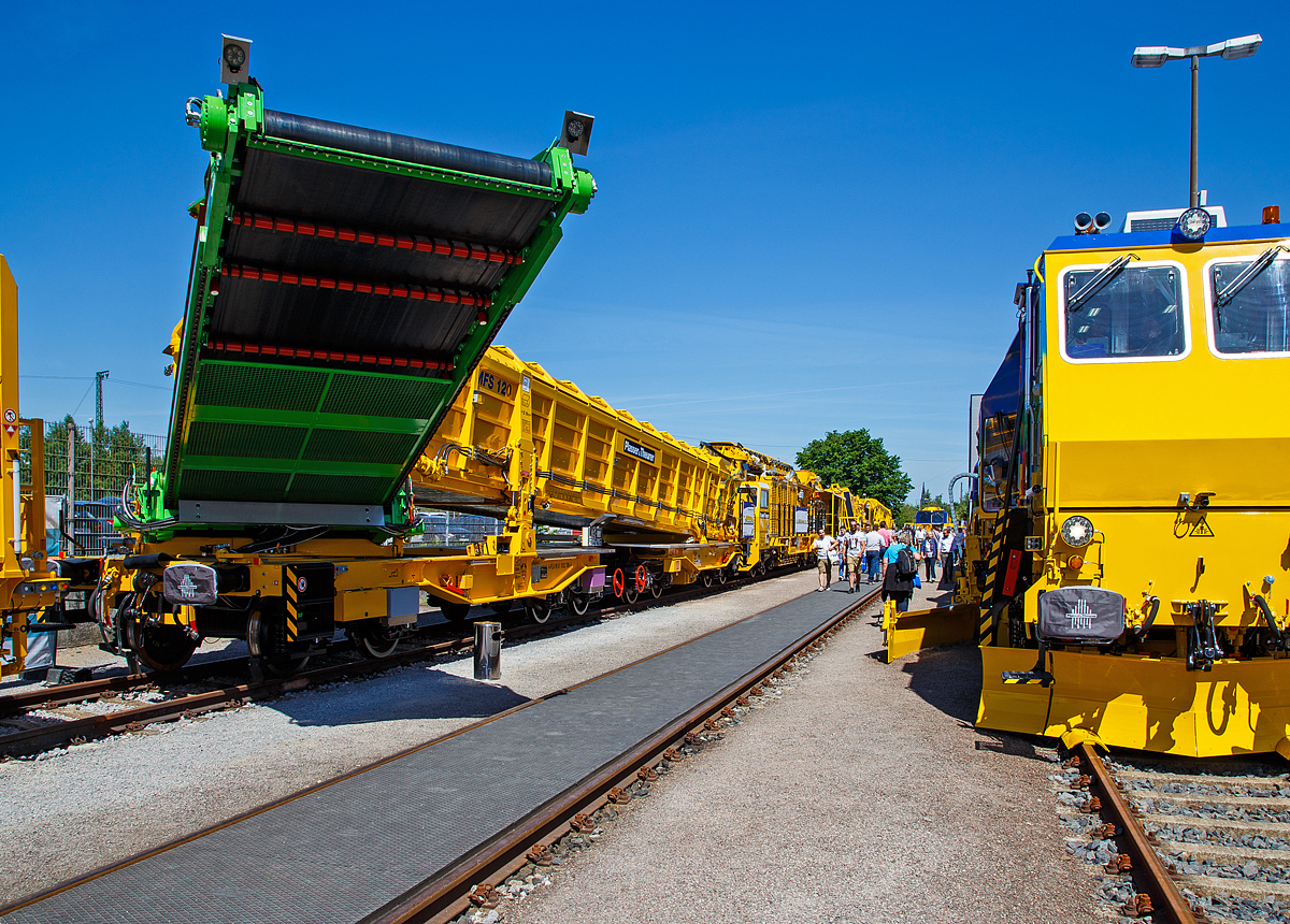 Plasser & Theurer Materialförder- und Siloeinheit MFS 120, Schweres-Nebenfahrzeug-Nr. 99 81 9352 086-8 A-PLA, der Franz Plasser Vermietung von Bahnbaumaschinen GmbH, präsentiert auf der iaf 2017 in Münster (am 01.06.2017). Hier mit komplett geschwenktem Übergabeband.

Die Materialförder- und Siloeinheit MFS 120 wurde 2017 von Plasser & Theurer  in Linz (A) unter der Fabriknummer 6541 gebaut-

Die Materialförder- und Siloeinheit ist zum kontinuierlichen Be- und Entladen. Die MFS 120 sind für optimiertes Fördern, Speichern. Entladen bis 68 m³ mit schwenkbarem Übergabeförderband ausgestattet. Sie kann gleichzeitig beladen und entladen werden. Die Steuerung kann hierbei auch über eine Fernbedienung erfolgen. Das schwenkbare Übergabeförderband ermöglicht den Materialtransport zum nächsten Wagen oder in geschwenkter Stellung neben das Gleis. Als Neuheit besteht die Möglichkeit, das Übergabeförderband in das Drehgestell zu versenken. Beim Abtransport der Wagen kann so auf den bislang notwendigen Schutzwagen verzichtet werden. Die MFS 120 sind kompatibel zu den bisherigen Wagen (z.B. MFS 100).

Materialförder- und Siloeinheiten dienen zum Transport von Schotter, Abraum und Pufferspeicher bei der Bettungsreinigung bzw. Planumsverbesserung. Hauptvorteil ist der kontinuierliche Förder-, Speicher- und Entladevorgang. Eine Zusammenstellung von beliebig vielen MFS-Wagen zu einem Zug mit jeweils gewünschter Speicherkapazität ist möglich. Der Füllvorgang beginnt beim vordersten Wagen (in Arbeitsrichtung), die folgenden Wagen dienen als Förderstraße.

TECHNISCHE DATEN:
Spurweite: 1.435 mm
Achsanzahl : 8 (in 4 Drehgestellen)
Länge über Puffer: 22.900 mm
Gesamtlänge mit ausgefahrenem Förderband: ca. 26 640 mm
Drehzapfenabstände: 4.800 mm / 6.650 m / 4.800 mm
Achsabstand in den Drehgestellen: 1.800 mm
Laufraddurchmesser: 920 mm (neu)
Höhe:  4.165 mm (Arbeit) / 3 974 mm (Schleppfahrt)
Breite:  3.183mm
Leergewicht: 65.000 kg
Siloinhalt (theoretisch): 68 m³
Nutzlast:  80,5 t (ab C2) / 98,6 t (ab D 3) / 112,5 t (ab D 4)
Höchstgeschwindigkeit: 100 km/h 
Bremse: KP-GE-A (Max. 147 t)
Handbremse: Ja (einzeln auf 2 Drehgestelle)
Kleister befahrbarer Gleisbogen: R = 150 mm
Diesel-Motorleistung: 129 kW (für Hydraulische Antriebe)
Schwenkbereich des Übergabebandes: ±45°
Förderbandbreiten (Bodenförderband):  1.980 mm
Förderbandbreiten (Übergabeband):  1.900 mm
