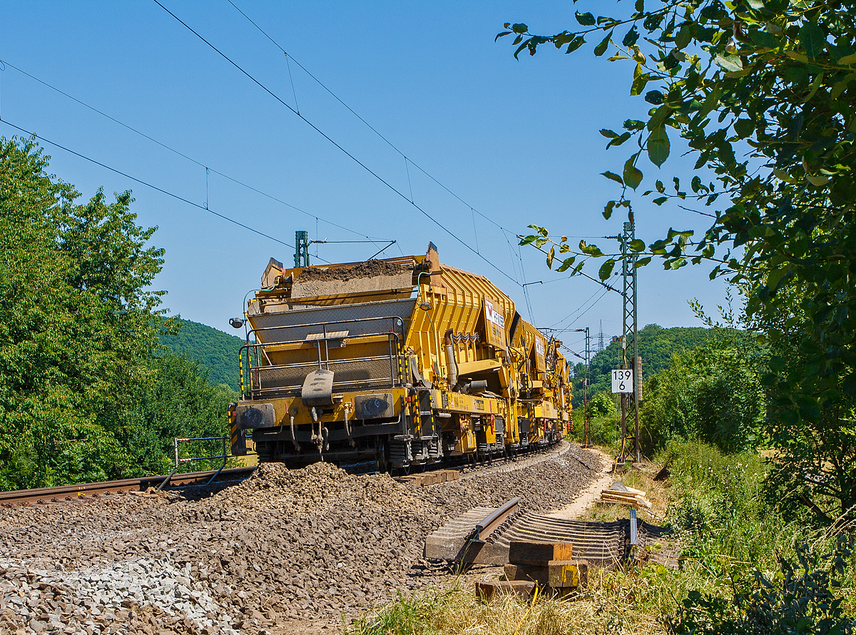 Plasser & Theurer Materialf�rder- und Siloeinheiten MFS 250 (H.F. Wiebe Bezeichnung Bunker-Sch�ttgut-Wagen BSW 11000) der GBM Wiebe Gleisbaumaschinen GmbH, am 20.07.2013 in Katzenfurt  (Lahn-Dill-Kreis) an der KBS 445  Dillstrecke . Im Vordergrund der BSW 11000 Schweres Nebenfahrzeug-Nr. 99 80 9552 063-6 D-GBM (ex 97 19 17 503 57-7).