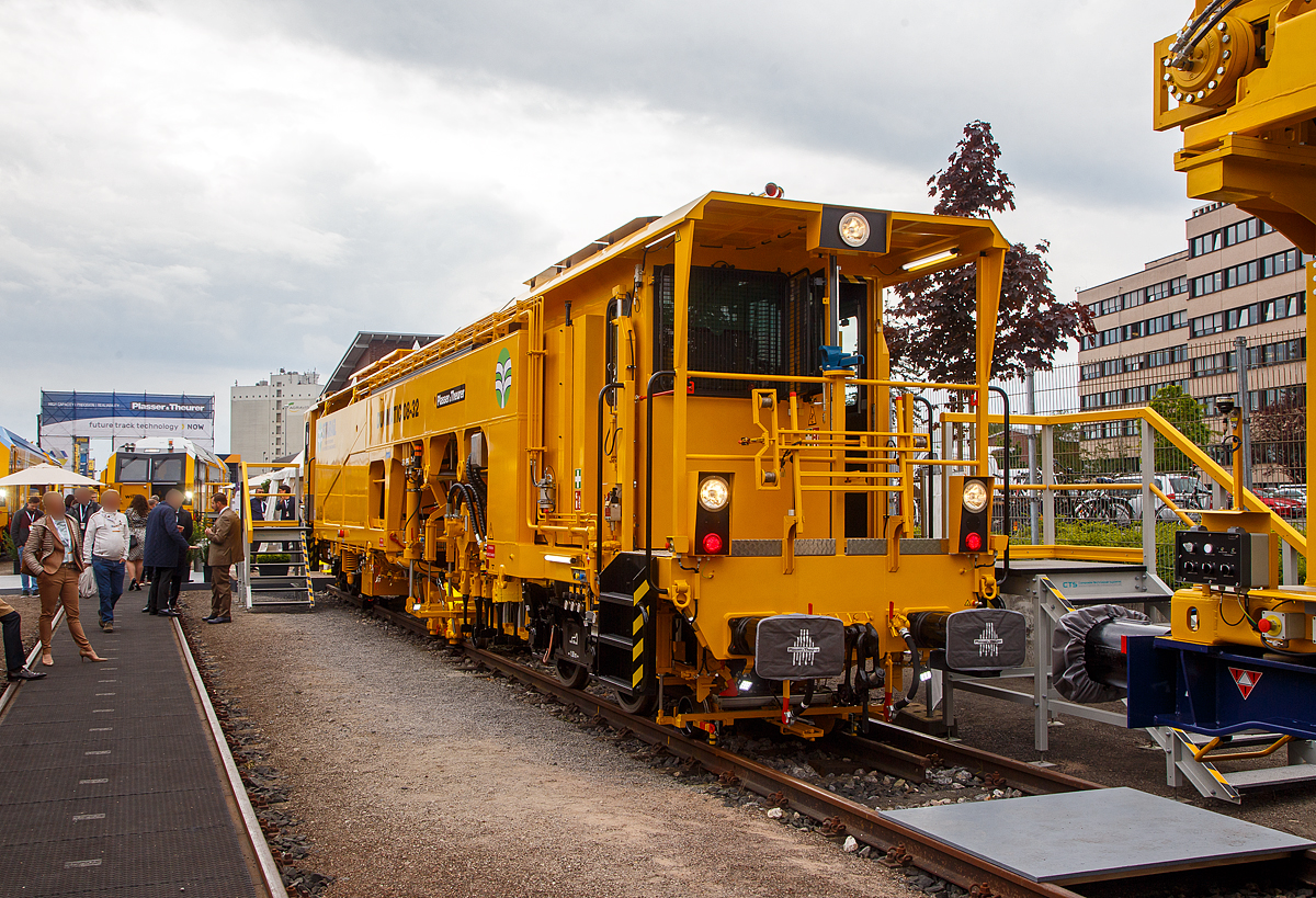 Plasser & Theurer pr�sentierte auf der iaf 2022 in M�nster (hier am 31.05.2022) eine zyklisch arbeitende 2-Schwellen-Stopfmaschine vom Typ DUOMATIC 08-32 C in Meterspurausf�hrung, f�r den Kunden SITARAIL (Bollor� Transport & Logistics) f�r die Eisenbahnstrecke zwischen Abidjan (Elfenbeink�ste) und Ouagadougou (Burkina Faso). Die Duomatic 08-32 C ist bew�hrt und kosteng�nstig.

Die Maschine wurde 2022 von Plasser & Theurer in Linz (A) gebaut.

TECHNISCHE DATEN der Duomatic 08-32 C:
Spurweite: 1.000 mm (Meterspur)
Achsanzahl: 4 in 2 Drehgestellen
L�nge �ber Puffer: 19.100 mm
Drehzapfenabstand: 12.000 mm
Achsabstand im Drehgestell: 1.500 mm
Breite: 2.784 mm
H�he �ber SOK: 3.730
Eigengewicht: 53 t
Max. Achslast: 13,5 t
Antriebsleistung: 330 kW
H�chstgeschwindigkeit Eigenfahrt und geschleppt: 80 km/h