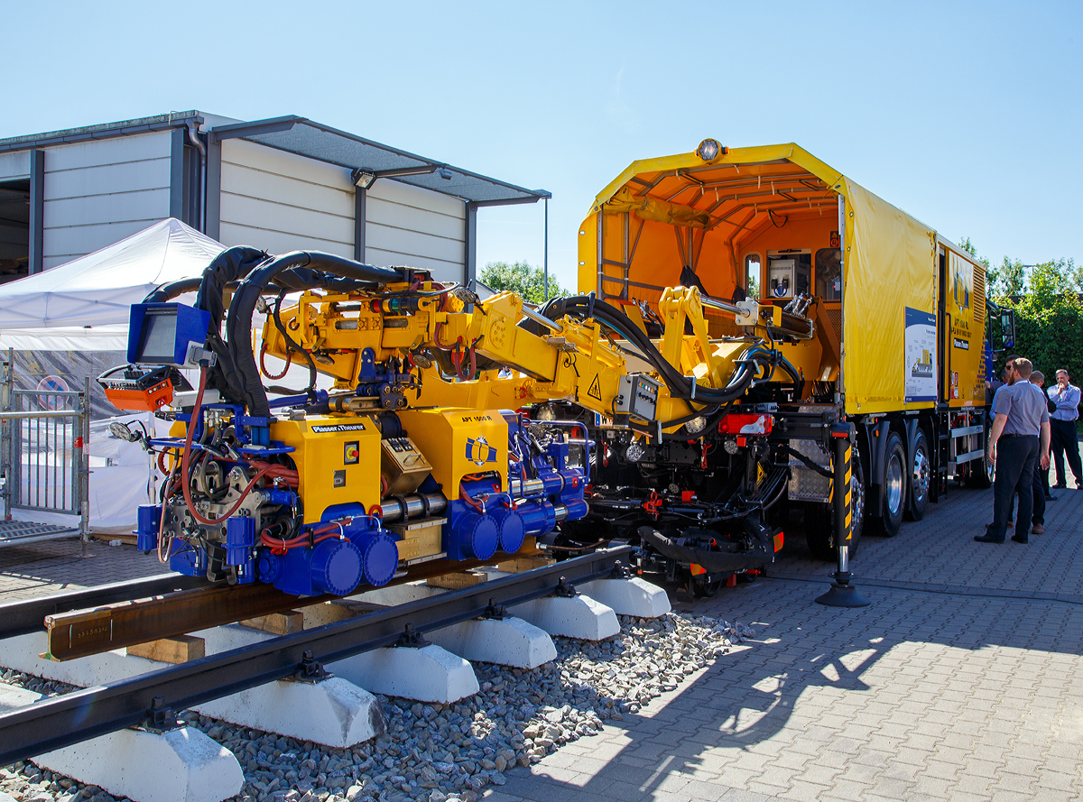 Plasser & Theurer  Schienenschweißanlage APT 1500 RL auf Zweiwegefahrzeug MAN TGS 35.540, Schweres Nebenfahrzeug Nr. A-PLA 99 81 9903 036-7, der Franz Plasser Vermietung von Bahnbaumaschinen GmbH präsentiert auf der iaf 2017 in Münster (am 01.06.2017).
 
Auf dem Fahrzeug befindet sich eine Abrennstumpfschweißanlage (APT 1500 R), das eigentliche Schweißgerät wird mittels einer Hebevorrichtung von dem Fahrzeug an die Schiene gehoben. Zur Herstellung lückenloser Gleise wird weltweit zunehmend das Schienenabbrennstumpfschweißen eingesetzt. Die wesentlichen Vorteile dieses Verfahren sind:
Gleichbleibende und reproduzierbare hohe Qualität der Schweißungen;
seitliche und vertikale Ausrichtqualität, insbesondere für Hochgeschwindigkeitsstrecken;
äußerst einfache Bedienung;
und enorme Zeitersparnis gegenüber herkömmlichen Schweißverfahren.

Fahrzeugdaten Schiene (gem. Anschriften):
Spurweite: 1.435 mm
Länge: 12.000 mm
Achsabstand: 7.450 mm
Eigengewicht: 32 t
Motorleistung: 397 kW
Höchstgeschwindigkeit : 19 km/h (80 km/h Straße)
Achsanzahl: 3
Schienenfahrantrieb: Hydraulisch