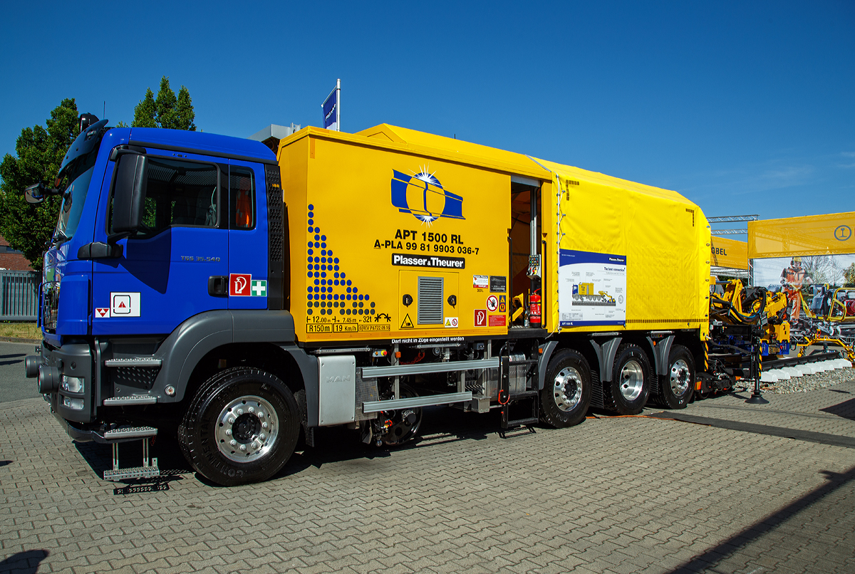 Plasser & Theurer  Schienenschweißanlage APT 1500 RL auf Zweiwegefahrzeug MAN TGS 35.540, Schweres Nebenfahrzeug Nr. A-PLA 99 81 9903 036-7, der Franz Plasser Vermietung von Bahnbaumaschinen GmbH präsentiert auf der iaf 2017 in Münster (am 01.06.2017).
 
Auf dem Fahrzeug befindet sich eine Abrennstumpfschweißanlage (APT 1500 R), das eigentliche Schweißgerät wird mittels einer Hebevorrichtung von dem Fahrzeug an die Schiene gehoben. Zur Herstellung lückenloser Gleise wird weltweit zunehmend das Schienenabbrennstumpfschweißen eingesetzt. Die wesentlichen Vorteile dieses Verfahren sind:
Gleichbleibende und reproduzierbare hohe Qualität der Schweißungen;
seitliche und vertikale Ausrichtqualität, insbesondere für Hochgeschwindigkeitsstrecken;
äußerst einfache Bedienung;
und enorme Zeitersparnis gegenüber herkömmlichen Schweißverfahren.

Fahrzeugdaten Schiene (gem. Anschriften):
Spurweite: 1.435 mm
Länge: 12.000 mm
Achsabstand: 7.450 mm
Eigengewicht: 32 t
Motorleistung: 397 kW
Höchstgeschwindigkeit : 19 km/h (80 km/h Straße)
Achsanzahl: 3
Schienenfahrantrieb: Hydraulisch