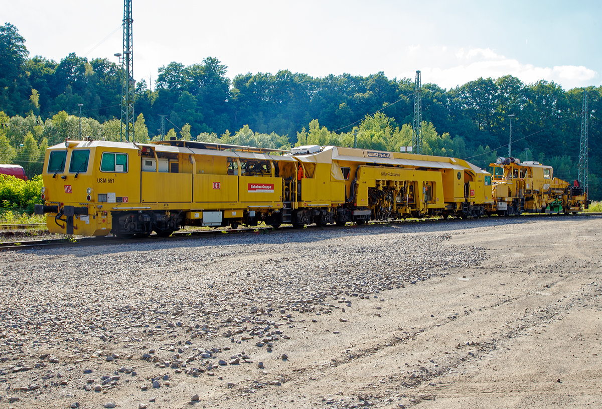 
Plasser & Theurer Universalstopfmaschine UNIMAT 09 - 16 / 4S (Schweres Nebenfahrzeug Nr. 97 43 51 001 17-3)  USM 651  „Yellow Submarine“ sowie die Universalschotterplaniermaschine USP 2000 SWS (Schweres Nebenfahrzeug Nr. 97 16 32 004 17-4)  SSP 682 „Hot Sweeper“ der DB Bahnbau Gruppe, sind am 14.06.2017 in Betzdorf/Sieg abgestellt. Ehemals gehörten die Maschinen der DB Netz AG, Maschinenpool (Netz Instandhaltung).

Die Universalstopfmaschine mit der internen DB Bezeichnung USM 651 wurde 2002 von Plasser & Theurer in Linz (A) unter der Fabriknummer 3023 gebaut.
Die Universalschotterplaniermaschine (Schotterpflug) mit der internen DB Bezeichnung SSP 682 wurde 2001 von Plasser & Theurer unter der Fabriknummer 711 gebaut.