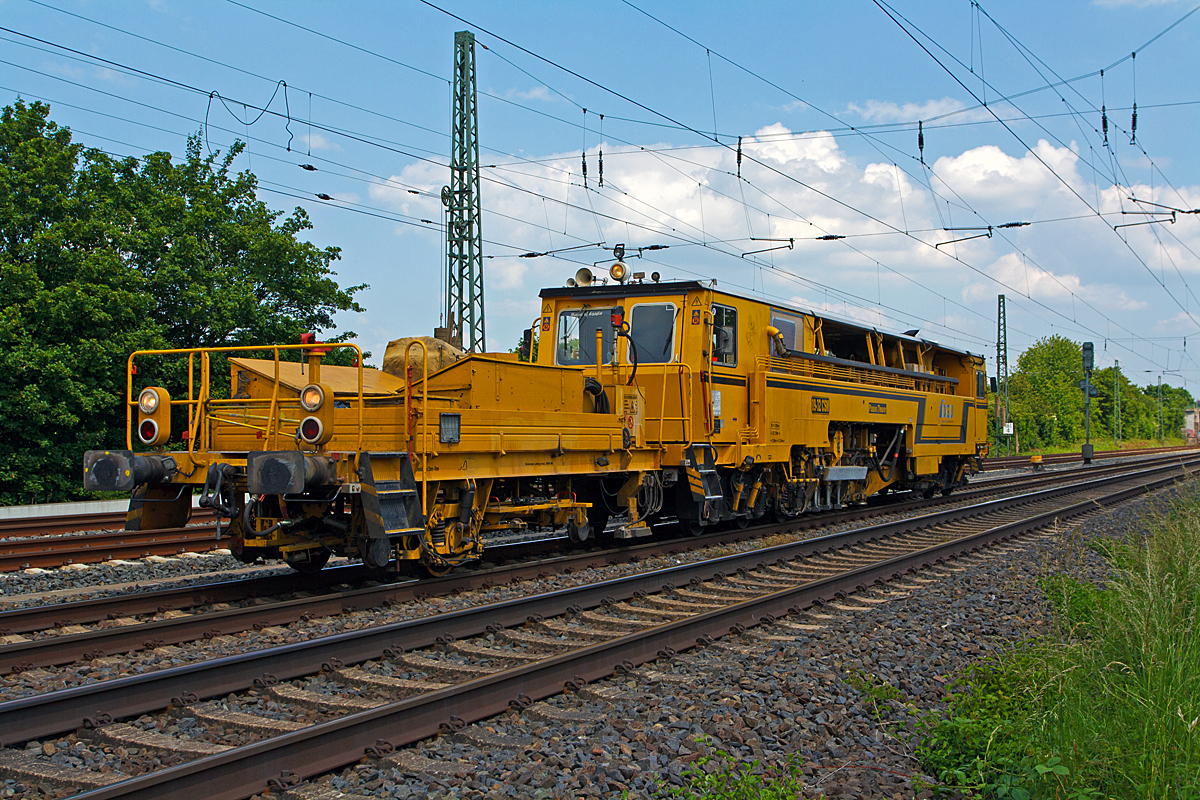 
Plasser und Theurer Zweischwellenstopfmaschine (Nivellier-, Hebe-, Richt- und Stopfmaschinen) 09-32 CSM (Schweres Nebenfahrzeug Nr. 97 40 68 544 17-6) der DGU - Deutsche Gleisbau Union (Koblenz) f�hrt am 02.06.2014 solo bei Dutenhofen in Richtung Wetzlar.

Die 09-32 CSM sind kontinuierlich arbeitende Stopf,- Hebe- und Richtmaschinen. Der kontinuierliche Arbeitsablauf erm�glicht sehr hohe Schichtleistungen.
Die Maschine wurde 1996 unter der Fabriknummer  2779 gebaut, sie hat einen Deutz BF12L 513C Motor mit 348 kW Leistung der die Maschine bei Eigenfahrt auf 100 km/h Geschwindigkeit bringt.
Das Stopfen im Bereich von Weichen ist mit ihr nicht m�glich.  

TECHNISCHE DATEN: 
Spurweite: 1.435 mm 
Achsanzahl: 6 
L�nge �ber Puffer: 27.700 mm
Drehzapfenabstand:  7.500 / 13.700 mm
Gesamtwicht  69 t 
Anh�ngelast: 50 t
 zur Mitfahrt zugelassene Personen: 6 
zul. Streckenklasse: B1 und h�her 
H�chstgeschwindigkeit: 100 km/h
kleister befahrbarer Radius: R 120 
EBA-Nummer: EBA 96 R 06 J 001
Drehzapfenabstand  7.500 / 13.700 mm