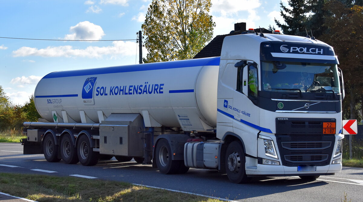 Polch Transporte GbR für die SOL Deutschland GmbH mit einem Gastank-Sattelzug (Befüllung siehe UN-Nr.: 22/2187 = Kohlenstoffdioxid, tiefgekühlt, flüssig) mit VOLVO FH Zugmaschine am 13.10.25 Höhe Bahnübergang Rodleben.