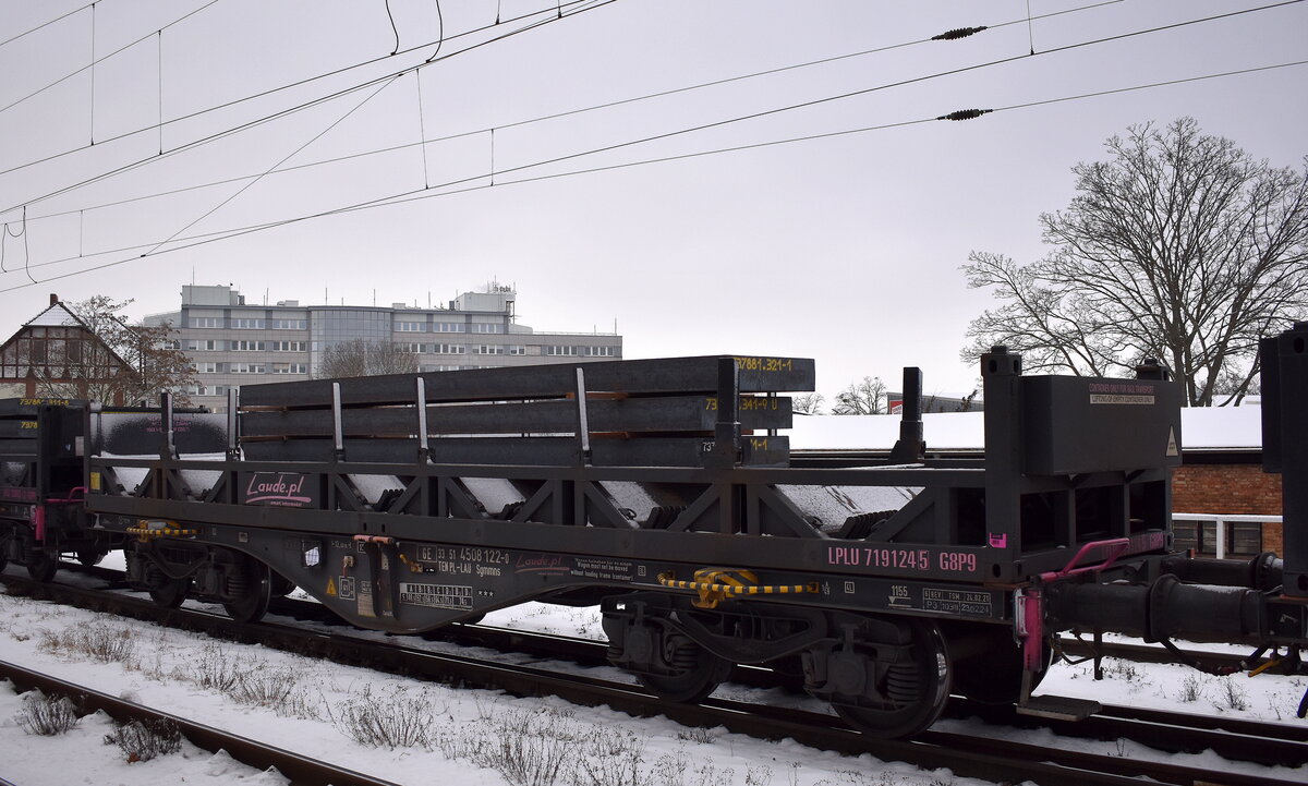 Polnischer Drehgestell-Flachwagen mit Lademulden für Coils vom Einsteller LAUDE SMART INTERMODAL S.A. mit der Nr. 33 TEN 51 PL-LAU 4508 122-0 Sgmmns beladen mit Stahlbrammen in einem Ganzzug am 29.01.26 Höhe Bahnhof Magdeburg Neustadt.