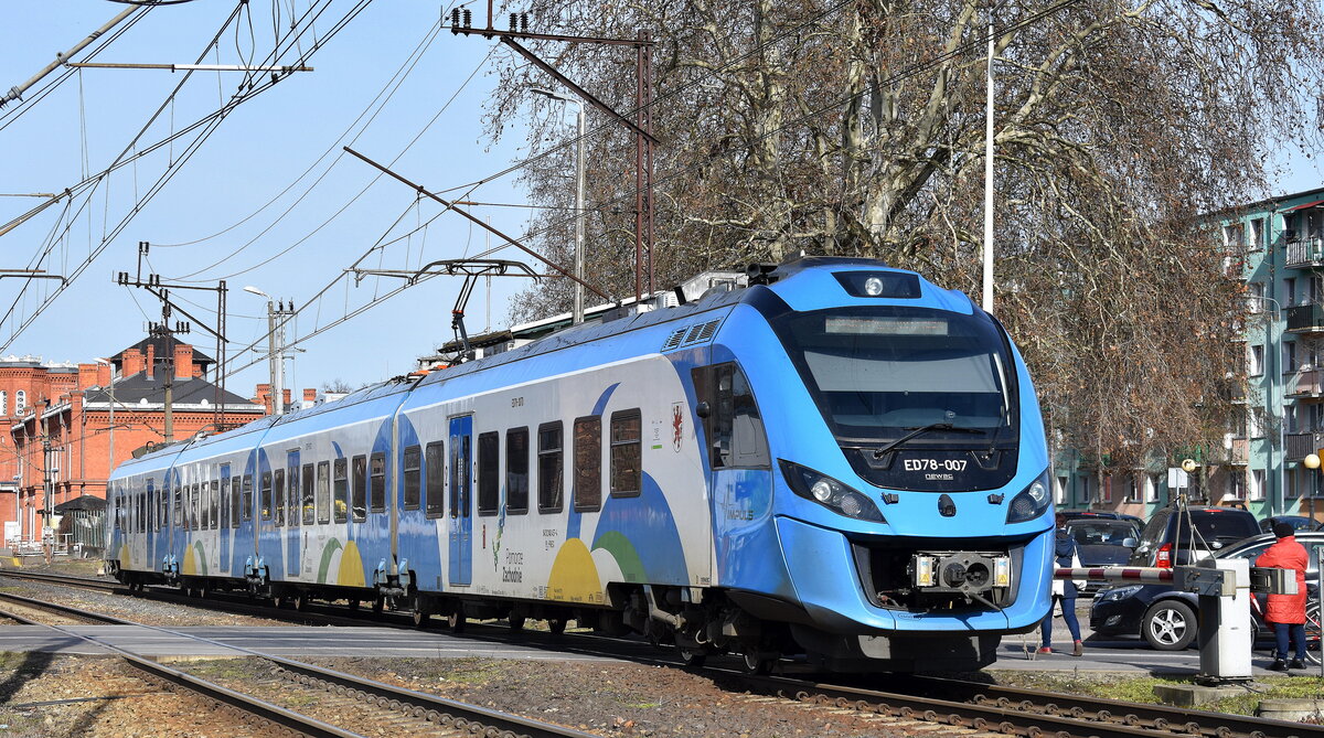 Polregio sp. z o.o. mit ihrer  ED78-007  (NVR:  94 51 2 140 457-4 PL-PREG..... ) als Regionalzug bei der Einfahrt Bahnhof Szczecin (Polen) am 05.03.25