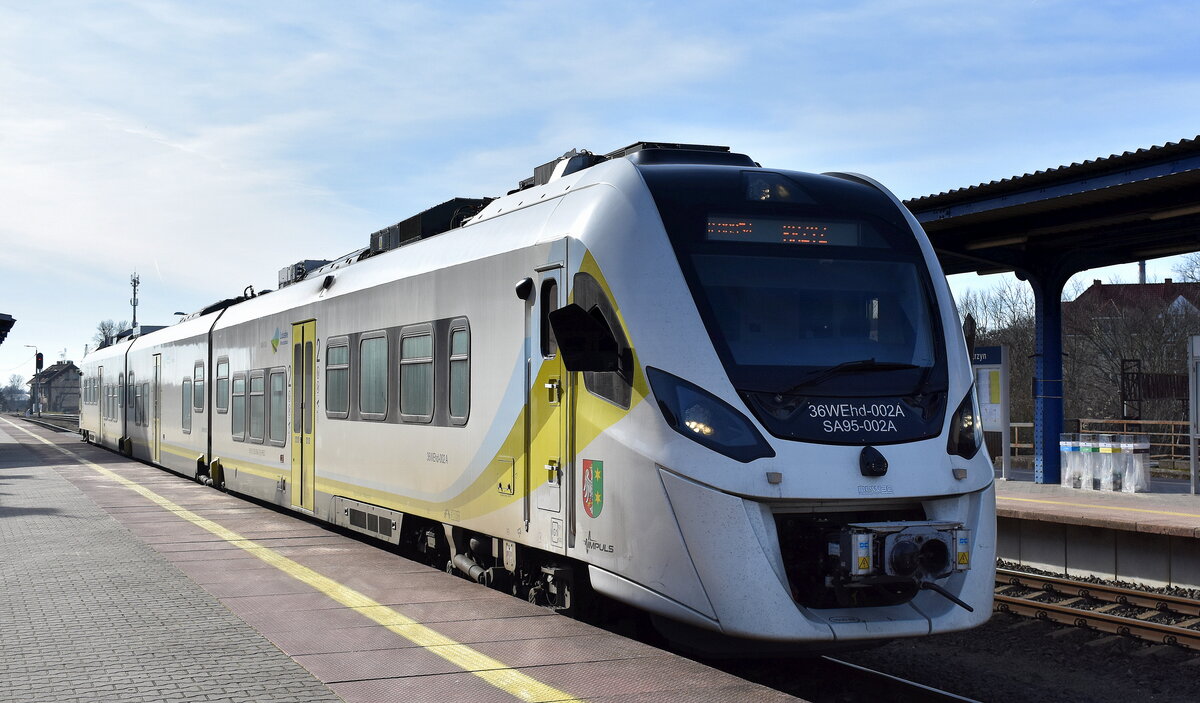 Polregio sp. z o.o. mit ihrem Zweikrafthybridtriebzug  SA95-002A / 36WEhd-002A  (NVR:  ????????? PL-PREG ) als Regionalzug abfahrbereit im Bahnhof Szczecin (Polen) am 05.03.25