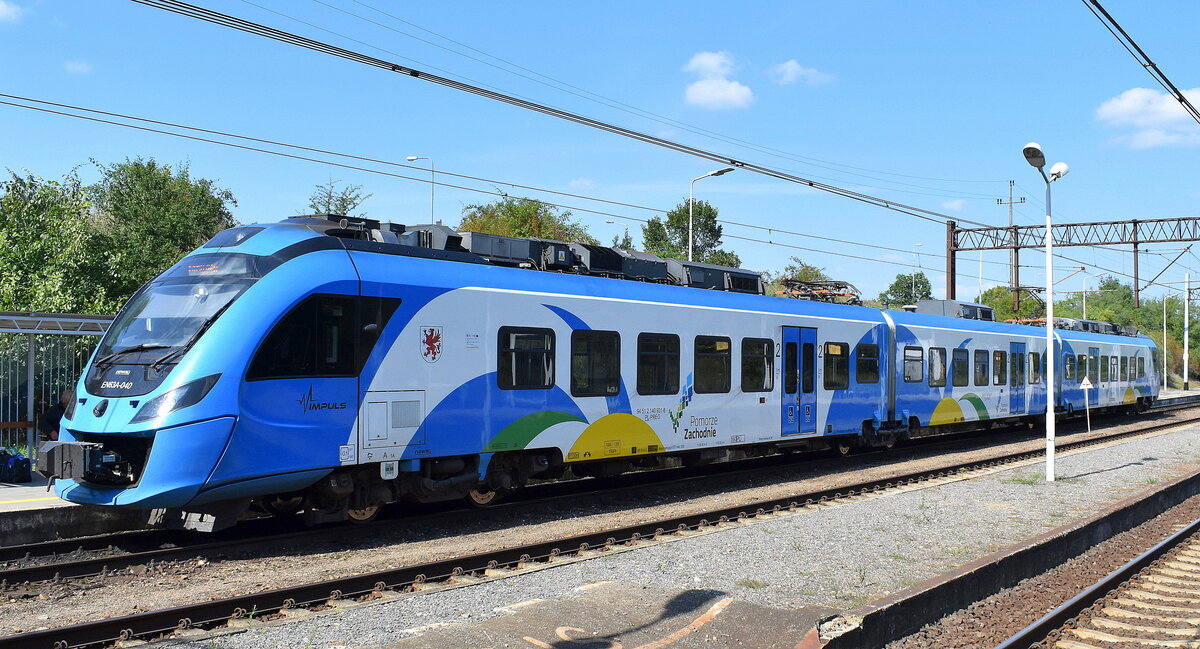 Polregio sp. z o.o. mit dem Impuls 2 Triebzug  EN63A-040  (NVR:  94 51 2 140 931-8 PL-PREG..... ) am 09.09.25 im Bahnhof Kostrzyn nad Odrą (unten).