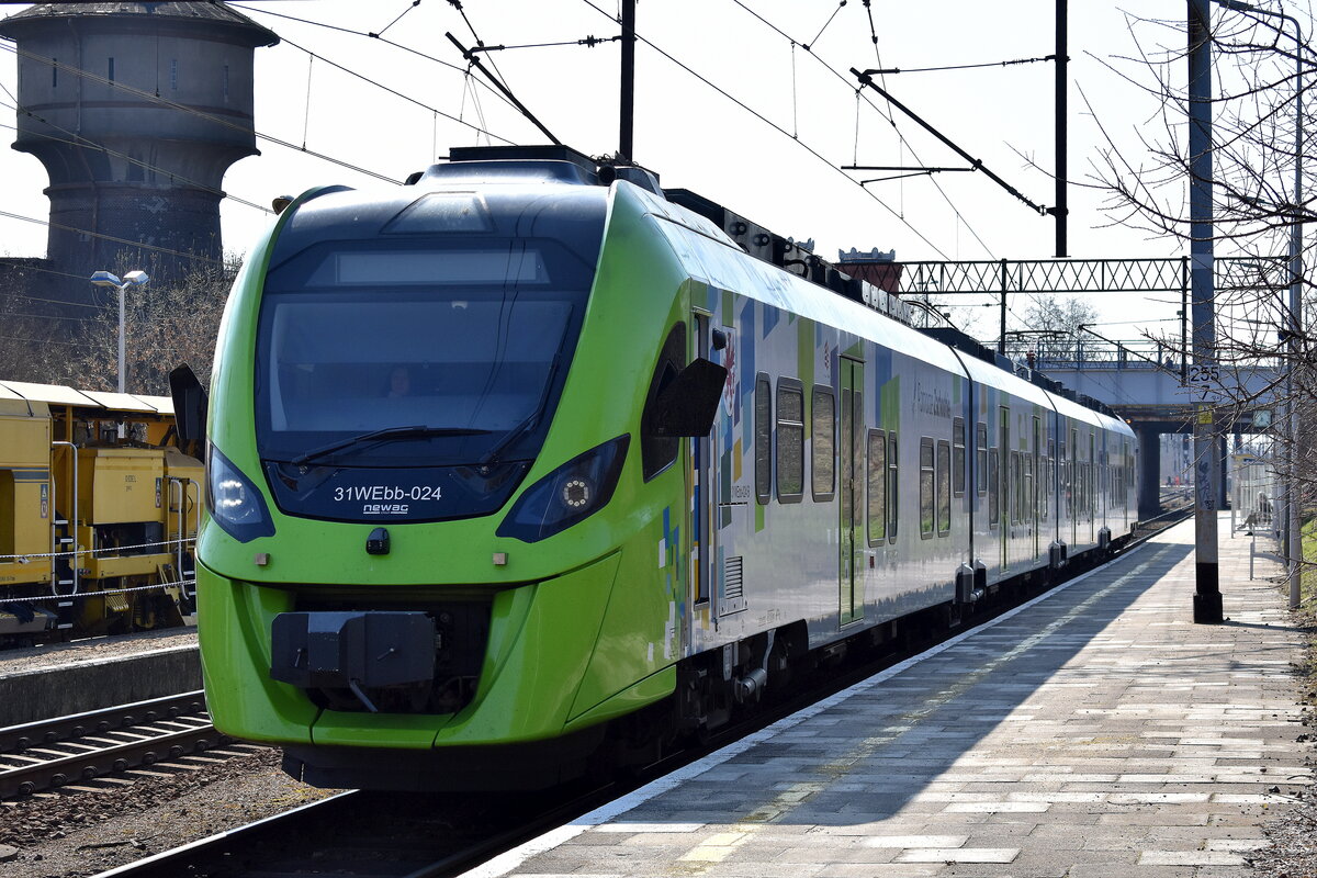 Polregio sp. z o.o. mit ihrem neuen Impuls E-Triebzug  31WEbb-024  (NVR:  94 51 1 141 954-9 PL-PREG...... ) am 18.03.26 in Bahnhof Kostrzyn nad Odrą.