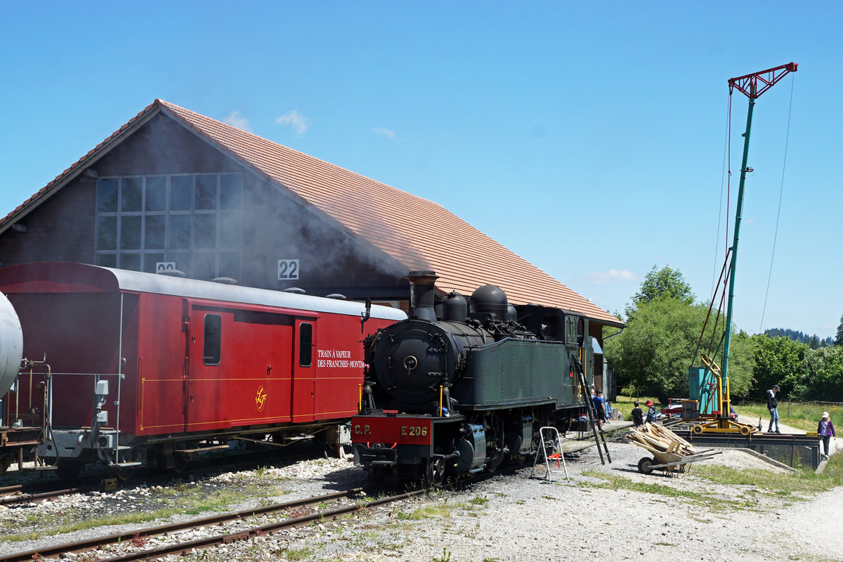 Portes-ouvertes
du d�p�t des locomotives de La Traction
Gare de Pr�-Petitjean (Montfaucon)
Impressionen vom 23. Juni 2018.
Zu diesem Anlass der besonderen Art sind viele Festbesucher mit Autos derselben Epoche angereist.
Foto: Walter Ruetsch  