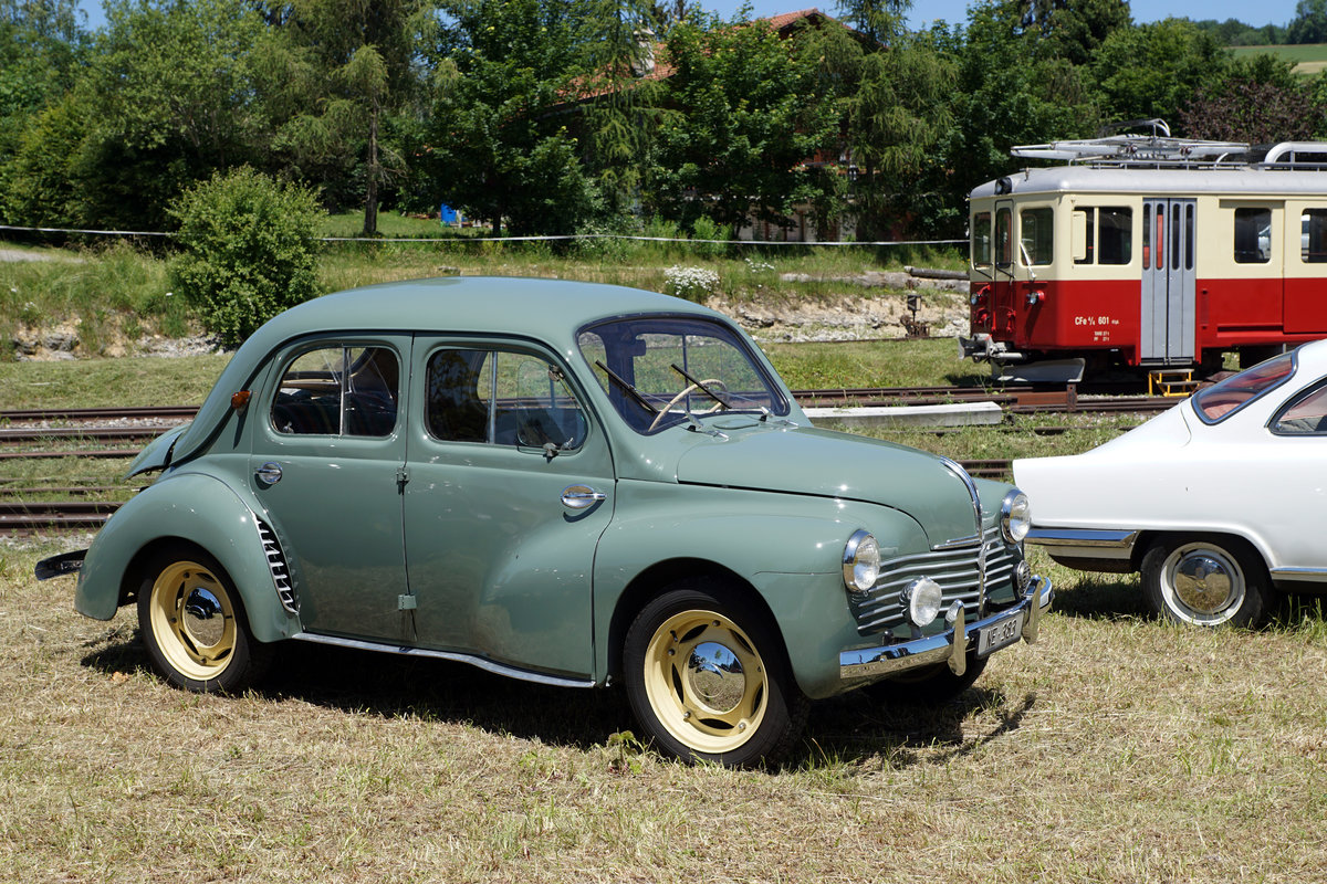 Portes-ouvertes
du d�p�t des locomotives de La Traction
Gare de Pr�-Petitjean (Montfaucon)
Impressionen vom 23. Juni 2018.
Zu diesem Anlass der besonderen Art sind viele Festbesucher mit Autos derselben Epoche angereist.
Foto: Walter Ruetsch  