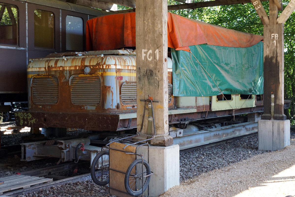Portes-ouvertes
du d�p�t des locomotives de La Traction
Gare de Pr�-Petitjean (Montfaucon)
Impressionen vom 23. Juni 2018.
Zu diesem Anlass der besonderen Art sind viele Festbesucher mit Autos derselben Epoche angereist.
In der hintersten Ecke der Remise wartet von den meisten Festbesuchern unbemerkt die spanische Krokodil Lokomotive FEVE-BR 4000 auf die Aufarbeitung.
Foto: Walter Ruetsch  