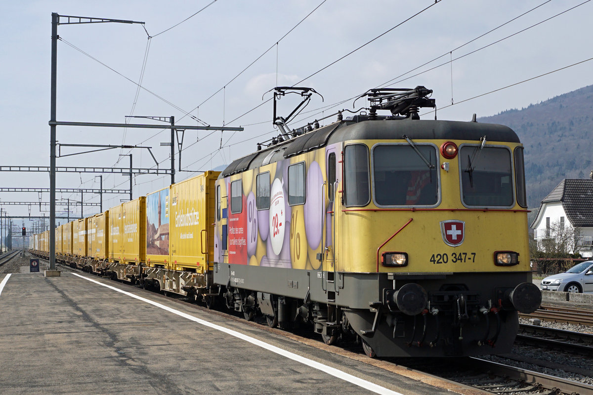 Postzug mit passender Re 420.
Am 10. M�rz 2021 brachte die Re 420 347-7 mit Werbeanstrich den Postzug ab Daillens zum Postverteilzentrum H�rkingen. Verewigt wurde der bunte Zug anl�sslich der Bahnhofsdurchfahrt Oberbuchsiten.
Foto: Walter Ruetsch