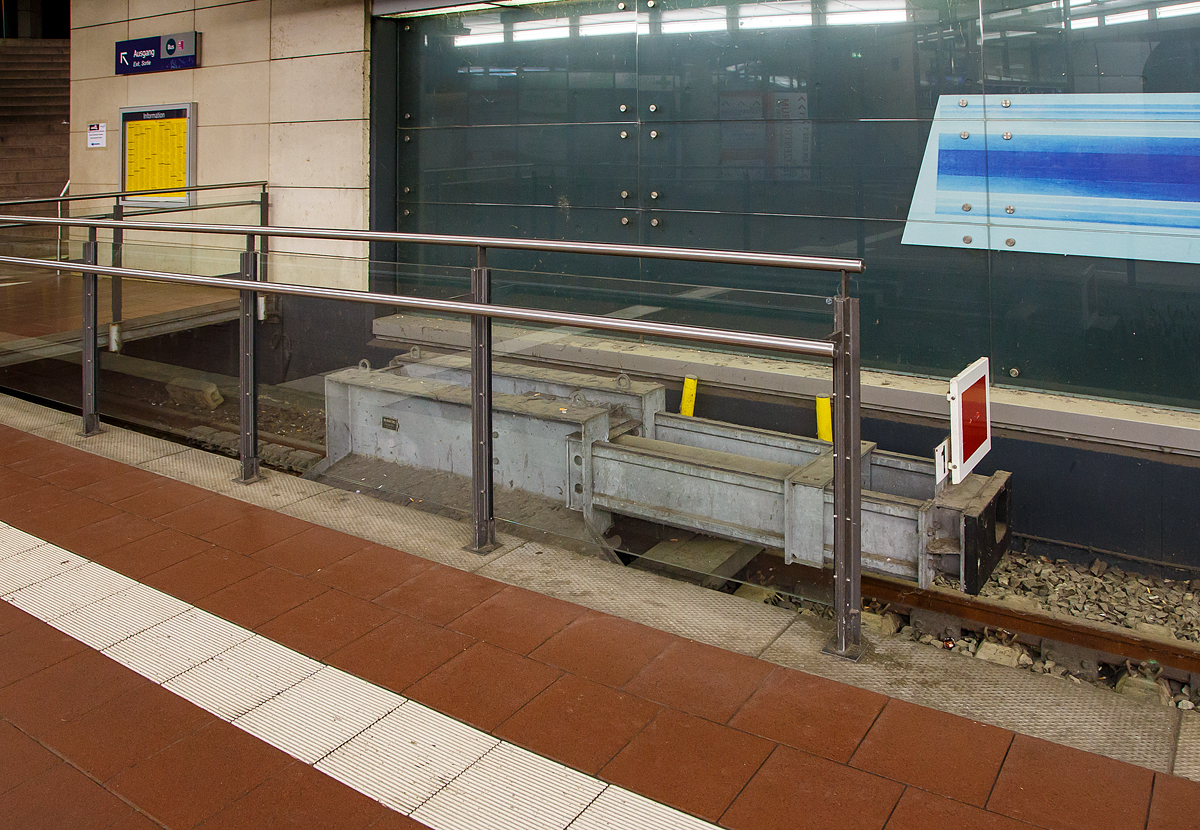 Prellbock der Stadtbahn Bonn am 16.05.2022 im End-Bahnhof Siegburg/Bonn. Die Stadtbahn Bonn ist in Regelspur (1.435 mm) ausgeführt und ist ein gemeinsames Netz der von SWB Bus und Bahn und der Elektrischen Bahnen der Stadt Bonn und des Rhein-Sieg-Kreises (SSB). 