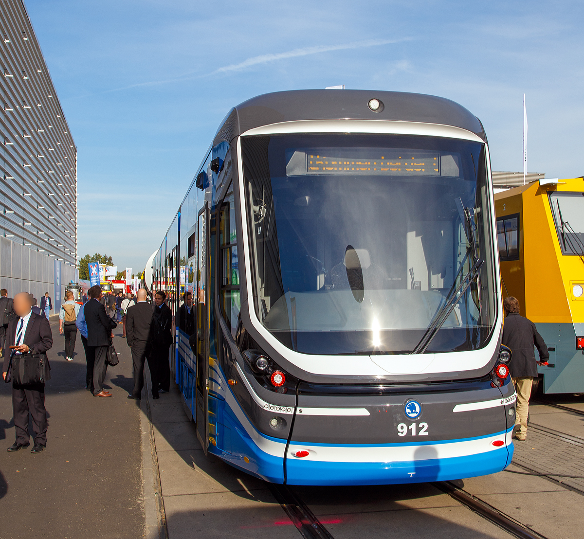 
Premiere in Berlin: Das ist die neue Straßenbahn für Chemnitz
Tschechische Hersteller Škoda Transportation a.s. aus Pilsen (Plzeň) präsentierte auf der InnoTrans 2018 in Berlin (18.09.2018), mit dem Triebwagen CVAG 912, die Straßenbahn ForCity Classic Chemnitz (Typ Škoda 35T) für die Chemnitzer Verkehrs-AG

Am 14. Juni 2016 schloss die CVAG mit dem tschechischen Hersteller Škoda einen Vertrag zum Bau von 14 Niederflur-Straßenbahnwagen des Typs ForCity Classic, nach dem bereits im Jahr 2012 ein Probefahrzeug aus einer Lieferung für Prag getestet worden war. Die Lieferung der neuen Züge ist bis Sommer 2019 vorgesehen. Die Inbetriebnahme ist zwischen 2020 und 2022 realistisch.

Die Straßenbahnen ForCity Classic Chemnitz sind fünfteilige 100% Niederflur-Fahrzeuge, die kompromisslos die europäischen Ansprüche an einen behindertengerechten Zugang erfüllen.Zur Herstellung des Wagenkastens wurde rostfreier Stahl verwendet. Die Gestelle liegen auf achsenfreien Radsätzen und alle Räder werden mit völlig abgefederten getriebelosen Traktionsmotoren angetrieben.

Mit einer Länge von 31,4 m und einer Breite von 2,65 m verfügt diese fünfgliedrige Zweirichtungs-Straßenbahn mit einer Spurweite von 1.435 mm über 64 Sitzplätze und weitere 135 Stehplätze (4 Personen/m2). Im Fahrgastraum befinden sich auch zwei große Mehrzweckräume für bis zu 4 Rollstühle oder Kinderwagen, oder 4-6 Fahrräder. Der Probebetrieb des ersten Fahrzeuges wird im Sommer 2018 beginnen, die ganze Flotte soll im Laufe des Jahres 2019 geliefert werden.

Spurweite: 1.435 mm (Normalspur)
Länge: 31.390 mm
Breite: 2.650 mm
Höhe des Fahrzeuges über dem Stromabnehmer:  3.710 mm
Max. Geschwindigkeit: 60 km/h
Leistung:  560 kW
Stromsystem:  600 V DC / 750 V DC

