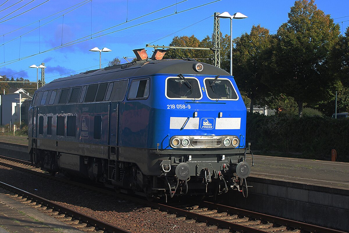 PRESS 218 058 setzt sich am 23 September 2025 vor ein IC nach Westerland (Sylt) in Itzehoe.