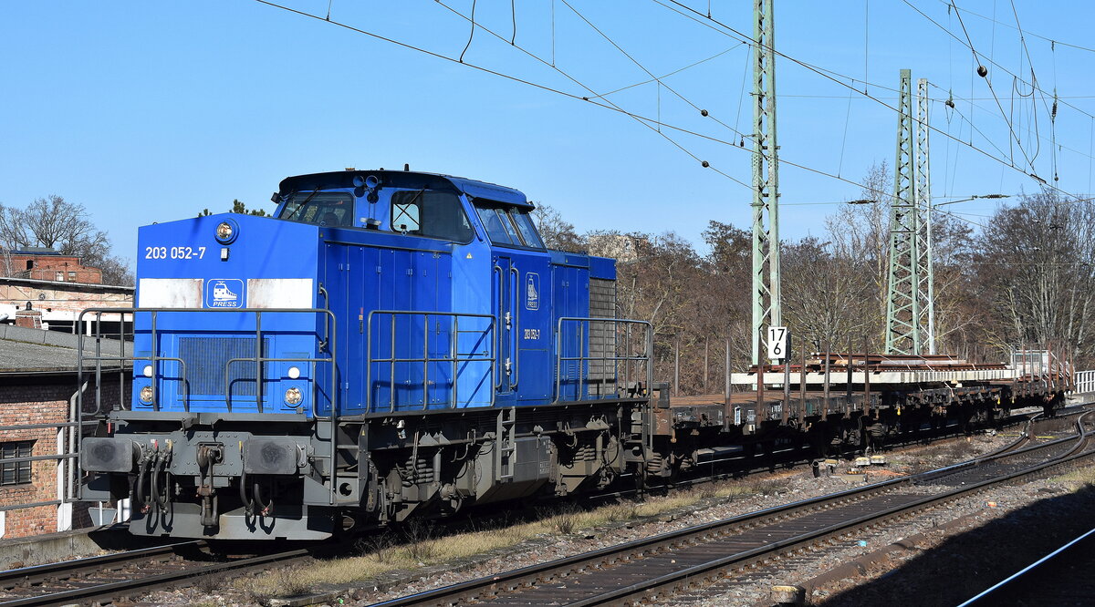 PRESS - Eisenbahn-Bau- and Betriebsgesellschaft Pressnitztalbahn mbH, Jöhstadt [D] mit ihrer  203 052-7  [NVR-Nummer: 92 80 1203 165-6 D-PRESS] und einigen Drehgestell-Flachwagen mit teilweise Bahnschwellen, Schienen u. Werkzeug am 25.02.26 Durchfahrt Bahnhof Magdeburg-Neustadt.
