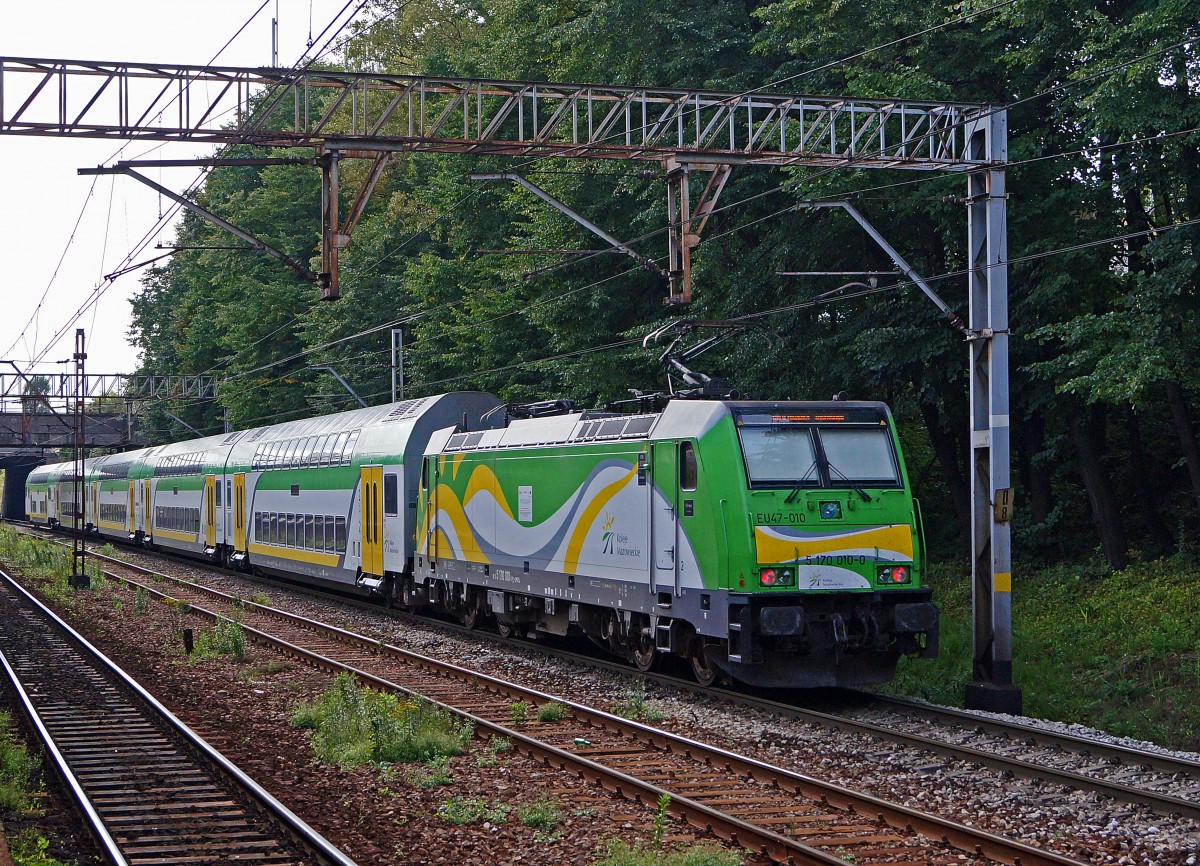 Privatbahnen in Polen: Sehr abwechslungsreich präsentiert sich zur Zeit noch der Fahrzeugpark der Koleje Mazowieckie.
Pendelzug bestehend aus der EU47-010 5170 010-0 und Bombardier Doppelstockwagen in Warschau am 14. August 2014. Diese Baureihe ersetzte die EUO7. 
Foto: Walter Ruetsch