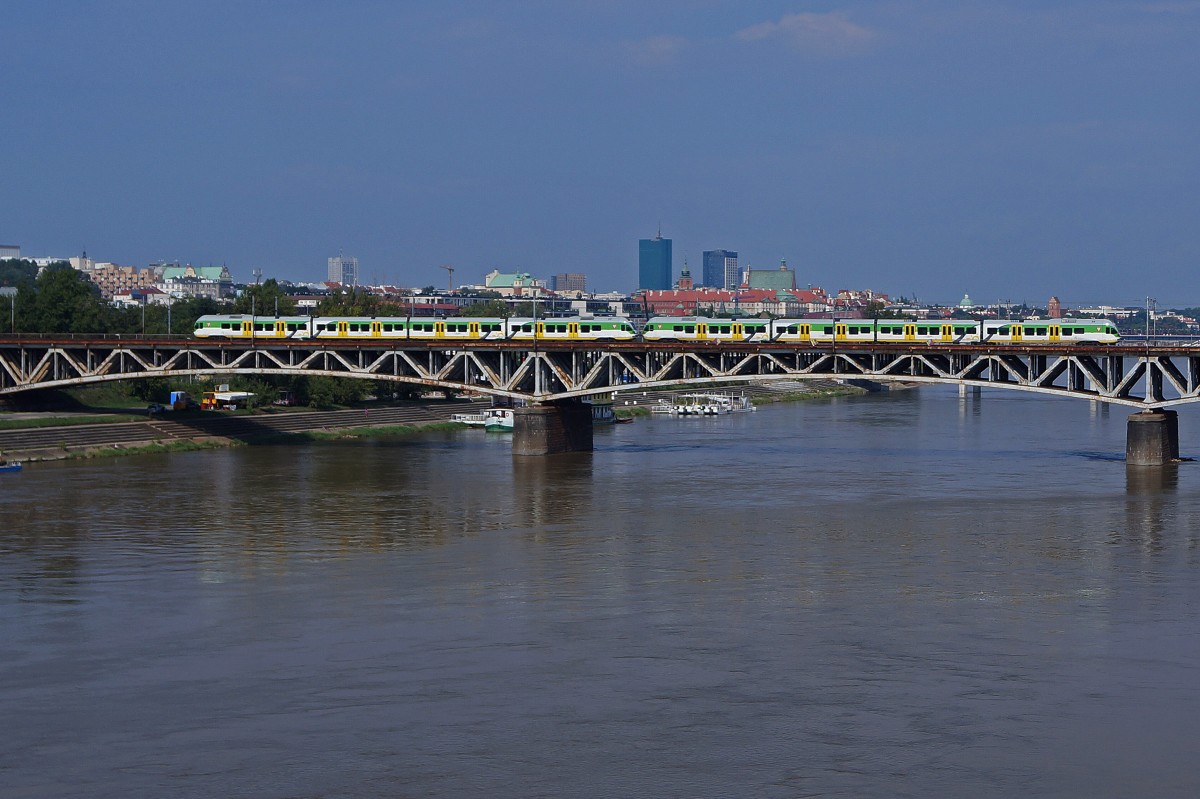 Privatbahnen in Polen: Sehr abwechslungsreich pr�sentiert sich zur Zeit noch der Fahrzeugpark der Koleje Mazowieckie.
Niederflur Pendelzug Stadler Flirt ER75 auf der Weichselbr�cke in Warschau am 15. August 2014. Die Weichsel ist der l�ngste Fluss Polens.  
Foto: Walter Ruetsch