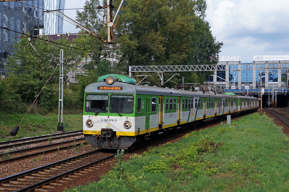 Privatbahnen in Polen: Sehr abwechslungsreich pr�sentiert sich zur Zeit noch der Fahrzeugpark der Koleje Mazowieckie.
Alter nicht modernisierter EN 57 -1920 ra 2 120 678-2 mit zwei Sirnfront-Fenster in Warschau am 14. August 2014.  
Foto: Walter Ruetsch