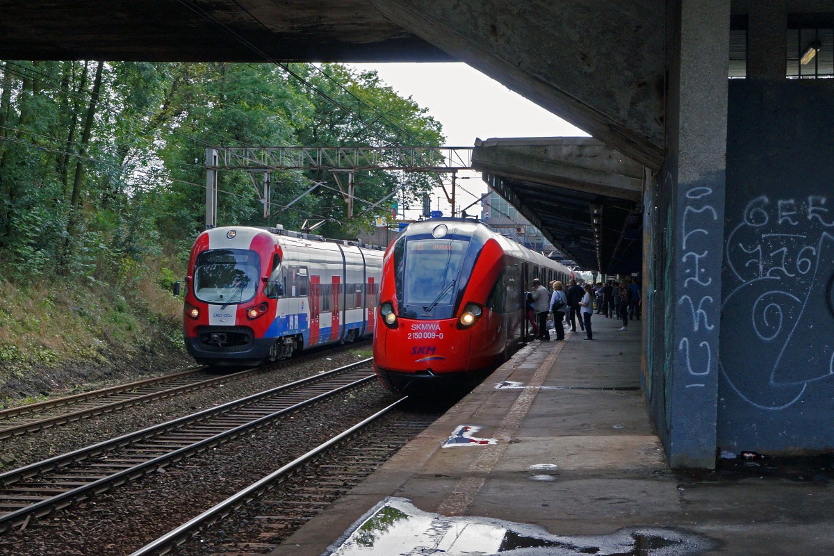 Privatbahnen in Polen: WKD S-Bahn mit EN 97-013a PESA anl�sslich einer Kreuzung mit AKMWA 2150 009-0 in WARSZAWA OCHOTA am 14. August 2014.  
Foto: Walter Ruetsch