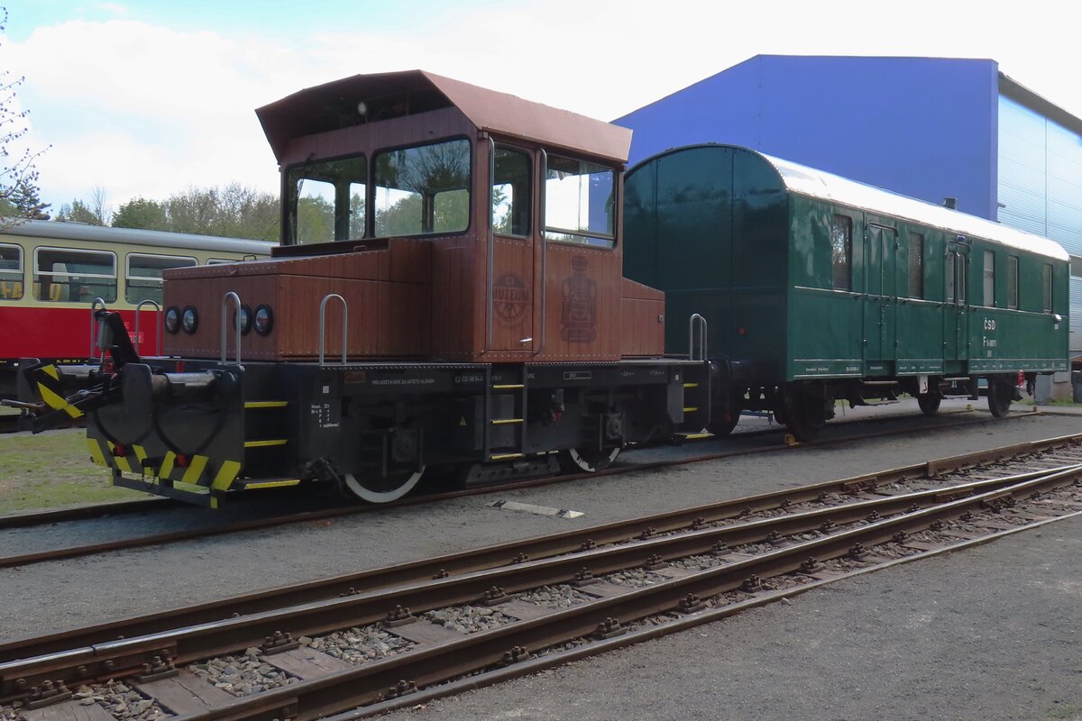 Quasi-Holzlok (der Holzpatron ist n�r Farbe) 799 019 steht am 11 Mai 2024 ins Eisenbahnmuseum von Luzna u Rakovnika.