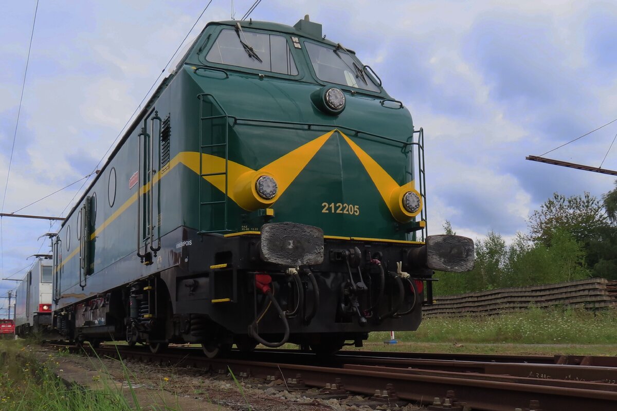 Quasi-retro Infrabel 6305/212.205 steht am Offener Tur Tag 17 Augustus 2024 ins Retrotrain-Museum in Saint-Ghislain.