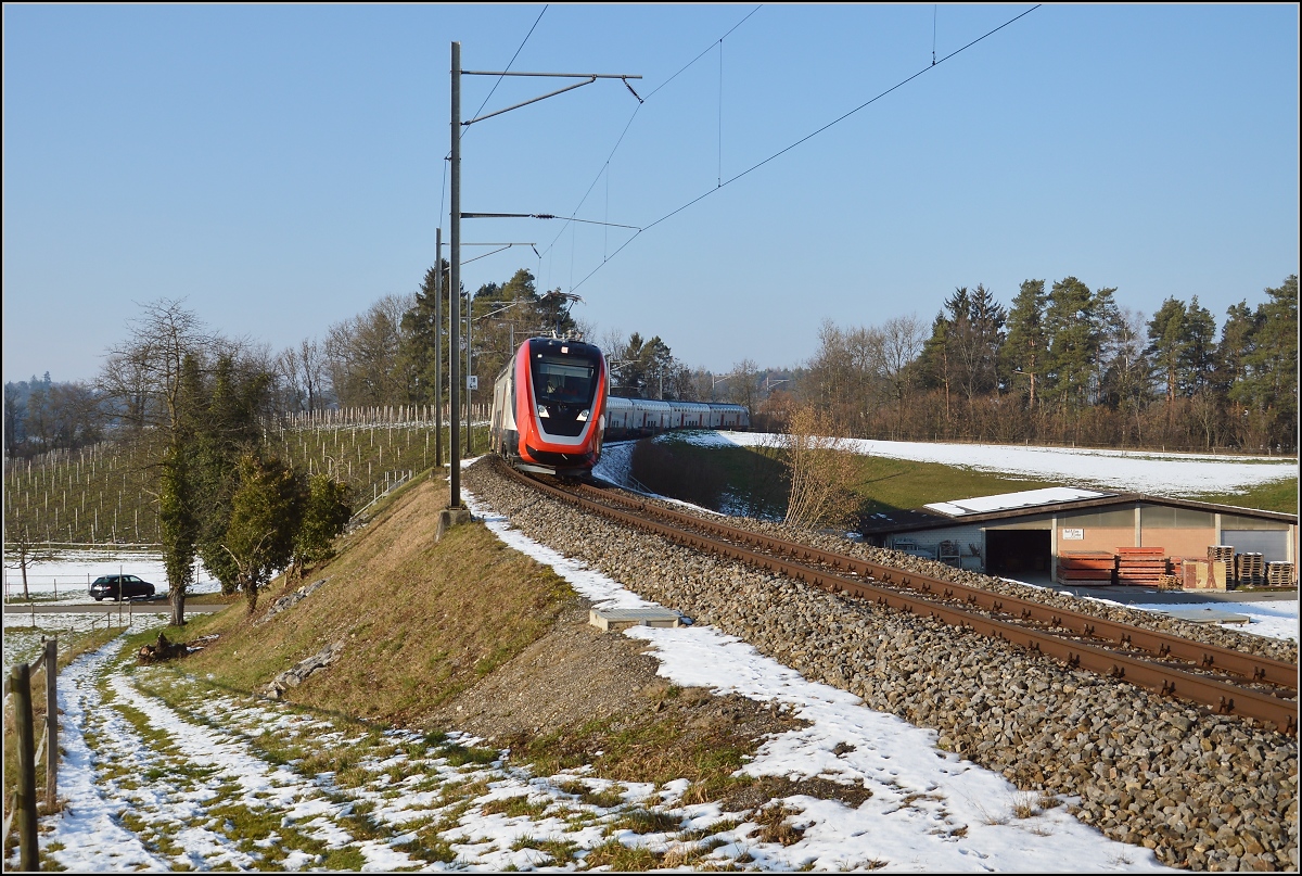 RABe 502 203-8 scheint nicht zu wanken trotz schneller Fahrt, völlig gerade auf dem Gleis, dabei war er subjektiv deutlich schneller als der nachfolgende GTW. Möglicherweise eine Testfahrt mit aktivierter WAKO. Ossingen, Januar 2016. 