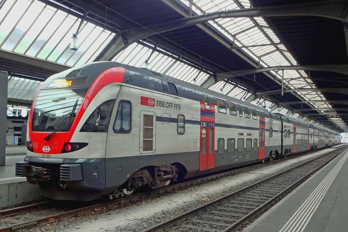 RABe 511 037 steht am Sylvester 2018 in Zürich HB abfahrtbereit.