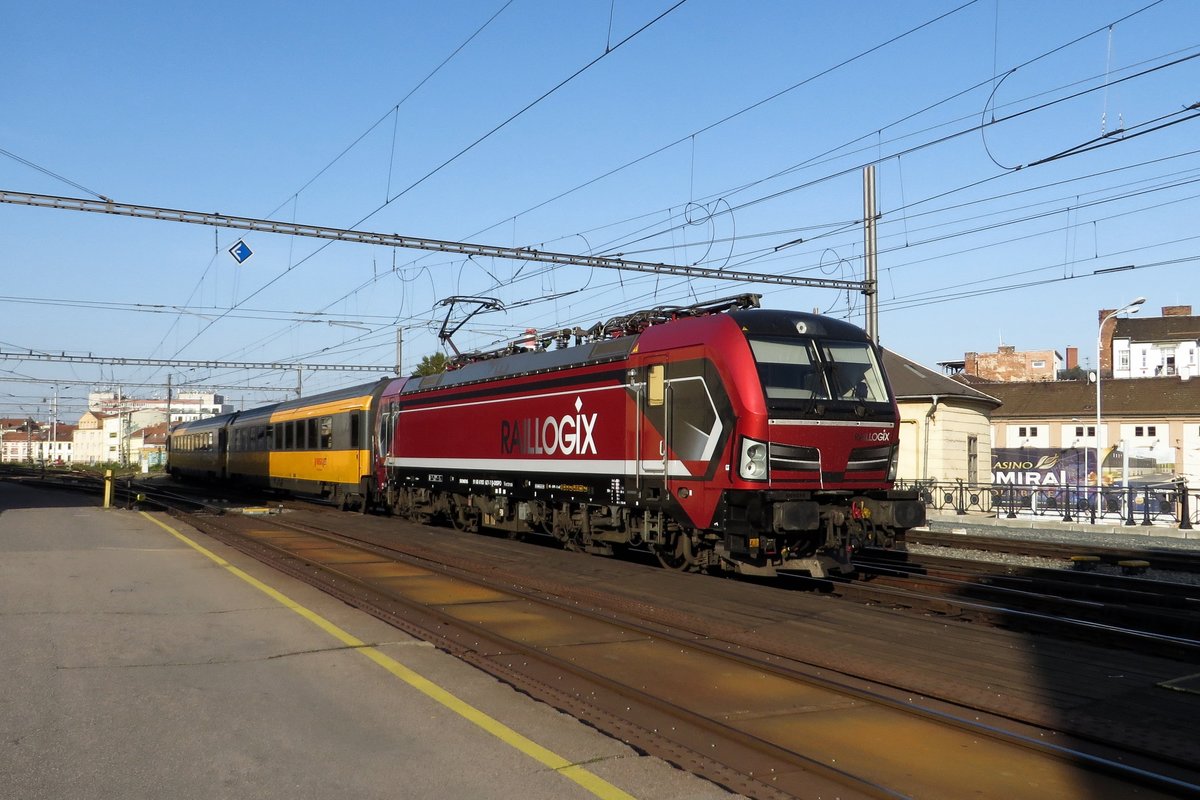 Rail Force One aus die Niederl�nde schickt in 2020 deren Mietlok 193 627 in die Tschechei. RegioJet hat der Zuschlag f�r die Rychlik-Z�ge Brno--Prerov--Bohum�n gewonnen und brauchte jeder Mietlok der frei war. Und zo gab es am 21 September 2020 RFO 193 627 in vollen Glanz mit ein Regiojet in brno hl.n.