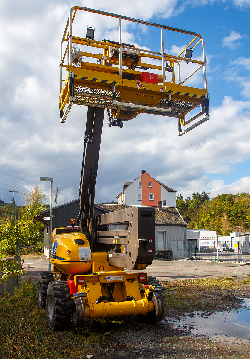 Rail Products Zweiwegehubarbeitsbühne ART 17 TH (Manitou), Schienengebundenes Gerät Registier-Nr. G 9936 094, der Spitzke SE (Großbeeren), abgestellt am 10.10.2020 in Scheuerfeld (Sieg) neben dem Gleis. 

Zweiwegehubarbeitsbühne hat eine maximale Arbeitshöhe von 16,25 m mit einer 400 kg belastbaren Bühne die um 360° drehbar ist. Die Reichweite mit vollausgefahrenem Teleskoparm beträgt 8,95 m, dabei ist noch eine Gleisüberhöhung bis zu 120 mm mit einer Volllast von 400 kg auch bei 90°-Schwenkung zu Seite möglich. 
Bei der Konstruktion, Entwicklung und Herstellung arbeitet Rail Products eng mit der Fa. Manitou zusammen, so ist auch hier das Grundfahrzeug ein Manitou.

TECHNISCHE DATEN:
Hersteller: Rail Products Ltd, Carluke (GB)
Baujahr: 2019
Fabriknummer: 0043191
Spurweite: 1.435 mm 
Länge über Alles: 6.930 mm
Höhe in Transportstellung:  2.700 mm
Achsanstand: 3.410 mm
Laufraddurchmesser: 470 mm (neu)
Eigengewicht: 12,3 t
Nutzlast: - t
Anhängelast: -  t
Kleinster befahrbarer Gleisbogen: R = 80m
Bremse: Hydrost. Bremse
Höchstgeschwindigkeit (Hg): 12 km/h (mit gehobenen / ausgeschwenkter Bühne 1 km/h)
Anmerkung: Darf nur im gesperrten Gleis o. im Baugleis verwendet werden.
Motorart: wassergekühlter 4-Zylinder-Dieselmotor mit Direkteinspritzung und Turbolader
Motortyp: Kubota V2403-M
Arbeitshöhe: 16,25 m (Bodenhöhe der Plattform 14,40 m)
Max. Reichweite: 8,95 m
Korbgröße: 2,30 x 0,93 m
Korbtragfähigkeit: 400 kg (3 Personen)
Radstand (Straße): 2.200 mm
Anmerkung: Alle vier Räder angetrieben bzw. gebremst, sowie Allradlenkung.  

Quelle: Rail Products und Anschriften
