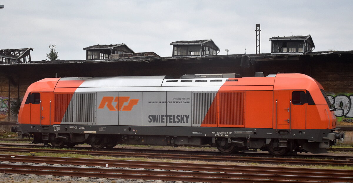 Rail Transport Service GmbH mit ihrer Hercules Lok  2016 908-3  (NVR:  92 81 2016 908-3 A-RTS ) am 01.10.25 abgestellt Gleisvorfeld Bahnhof Dessau Hbf.
