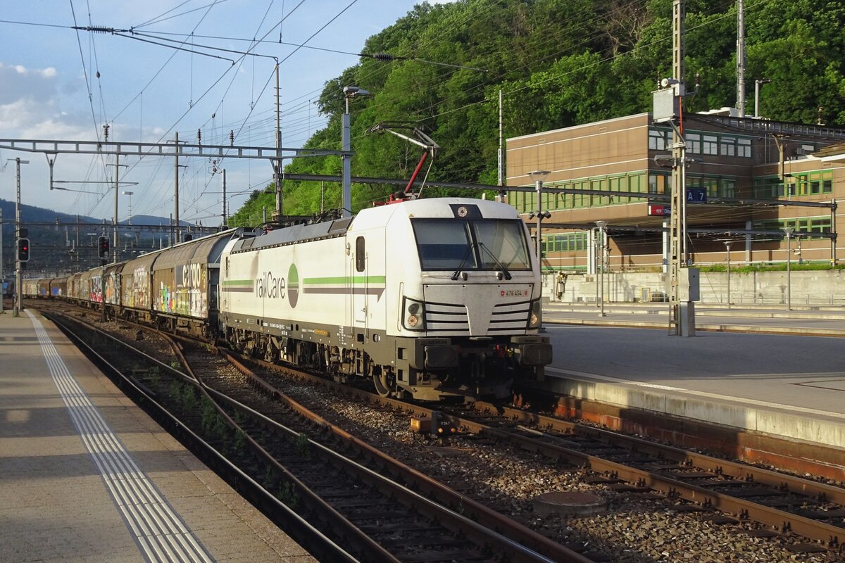 RailCare 476 454 zieht ein Ganzzug durch Olten am 21 Mai 2022.