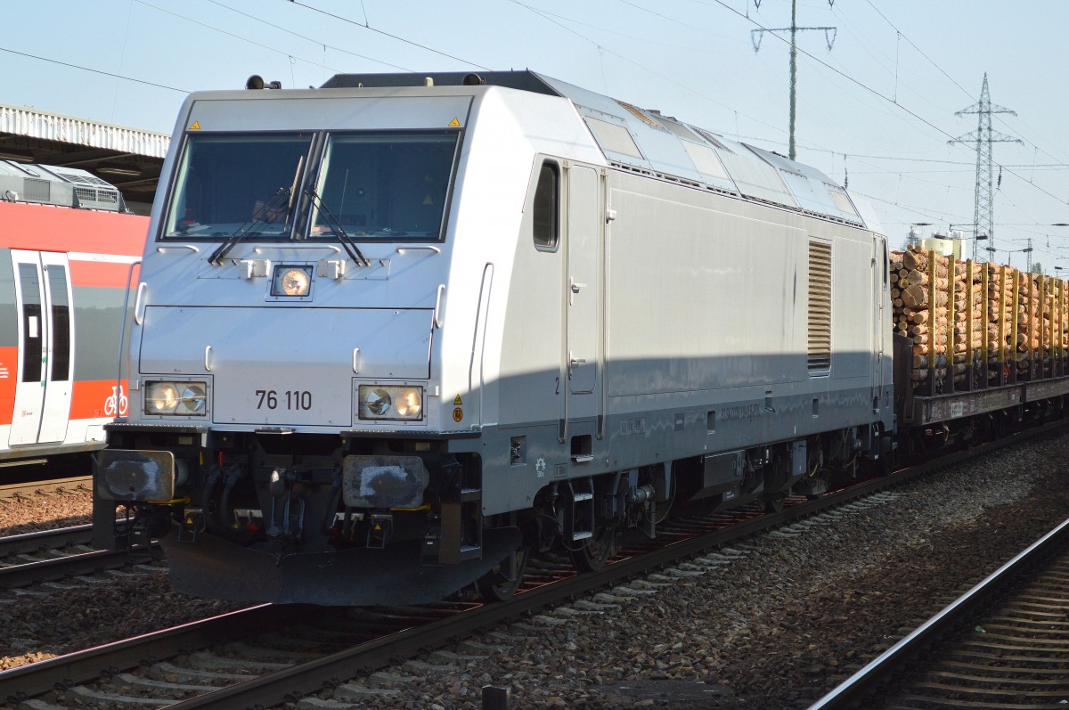 Raildox 76 110 (92 88 0076 110-0 B-BTK) mit Transportzug Stammholz am 10.09.15 Bhf. Flughafen Berlin-Schnefeld.