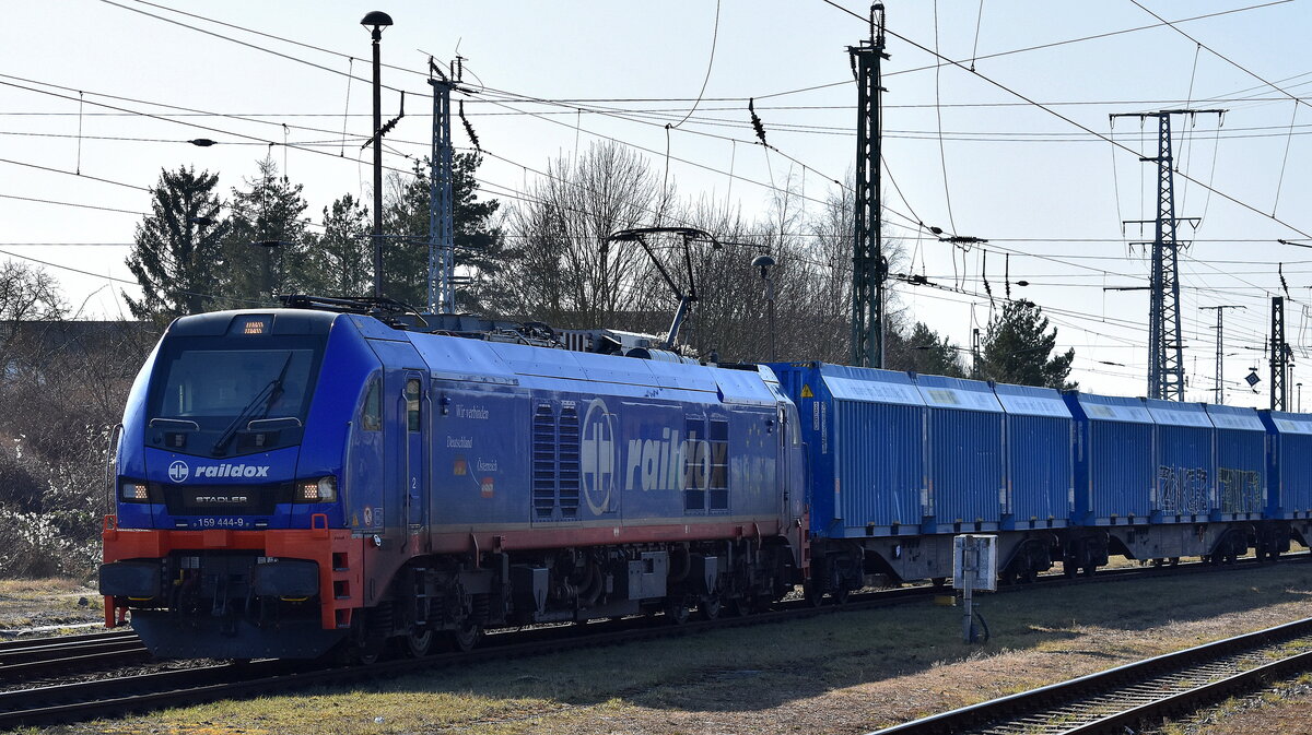 Raildox GmbH & Co. KG, Erfurt [D] mit ihrer Eurodual Lok  159 444-9  [NVR-Nummer: 90 80 2159 444-9 D-RDX] und einem Ganzzug Schüttgutcontainer für Holzhackschnitzel (leer) fährt ab Höhe Bahnhof Stendal Hbf. ab, 06.03.25