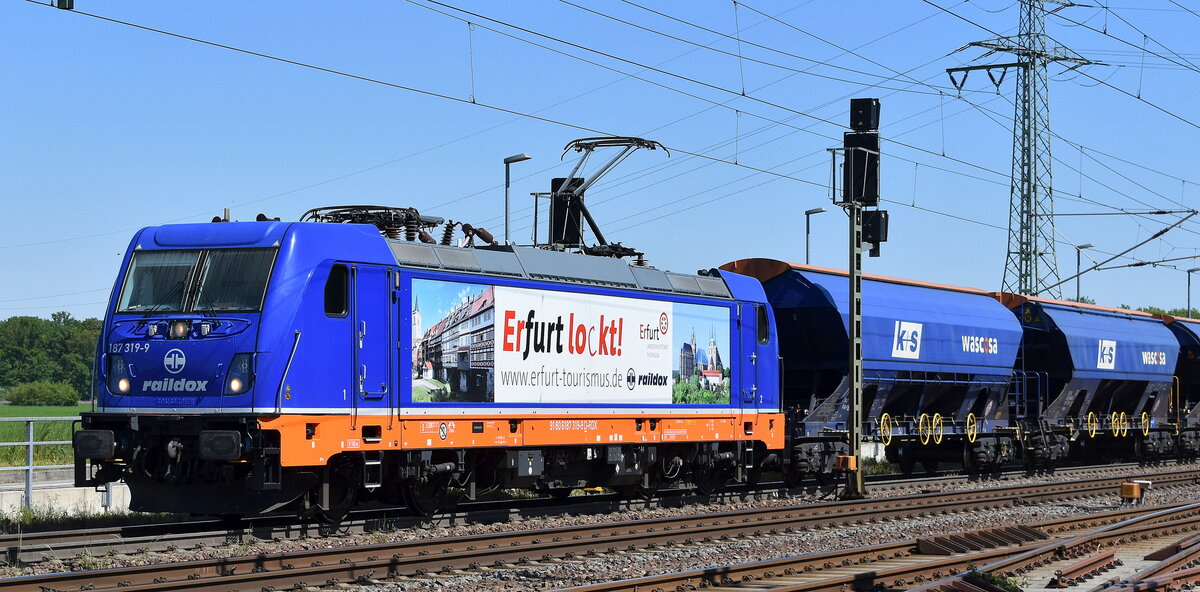 Raildox GmbH & Co. KG, Erfurt [D] mit ihrer  187 319-9  [NVR-Nummer: 91 80 6187 319-9 D-RDX] und einem Ganzzug Schüttgutwagen mit Schwenkdach (k+s) am 13.05.25 Höhe Bahnhof Rodleben. 