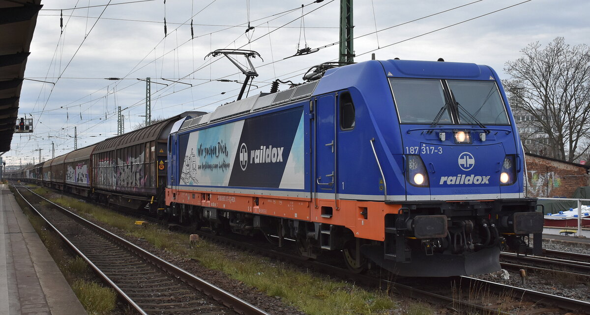 Raildox GmbH & Co. KG, Erfurt [D] mit ihrer  187 317-3  [NVR-Nummer: 91 80 6187 317-3 D-RDX] und einem Ganzzug Schiebewandwagen am 03.12.25 Höhe Bahnhof Magdeburg Neustadt.
