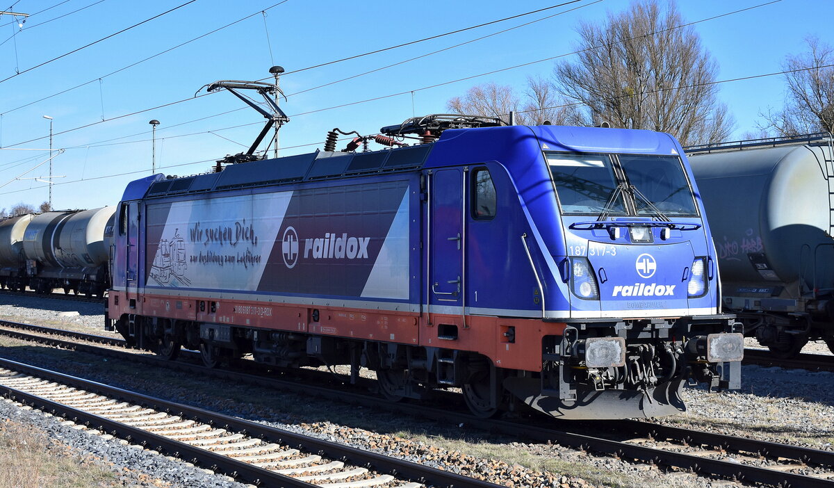Raildox GmbH & Co. KG, Erfurt [D]  mit ihrer  187 317-3  [NVR-Nummer: 91 80 6187 317-3 D-RDX] am 02.03.26 Höhe Bahnhof Lutherstadt Wittenberg Hbf.