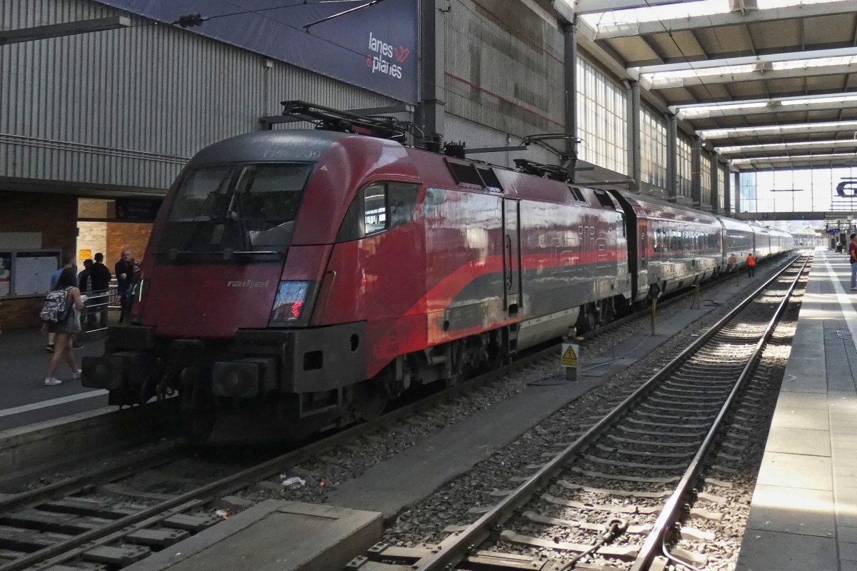 Railjet Lok 1116 209-8 hat ihren Zug von Wien in den Hbf. von München gezogen, wird nach einem kurzen Aufenthalt wieder zurück nach Wien fahren. 01.05.2025