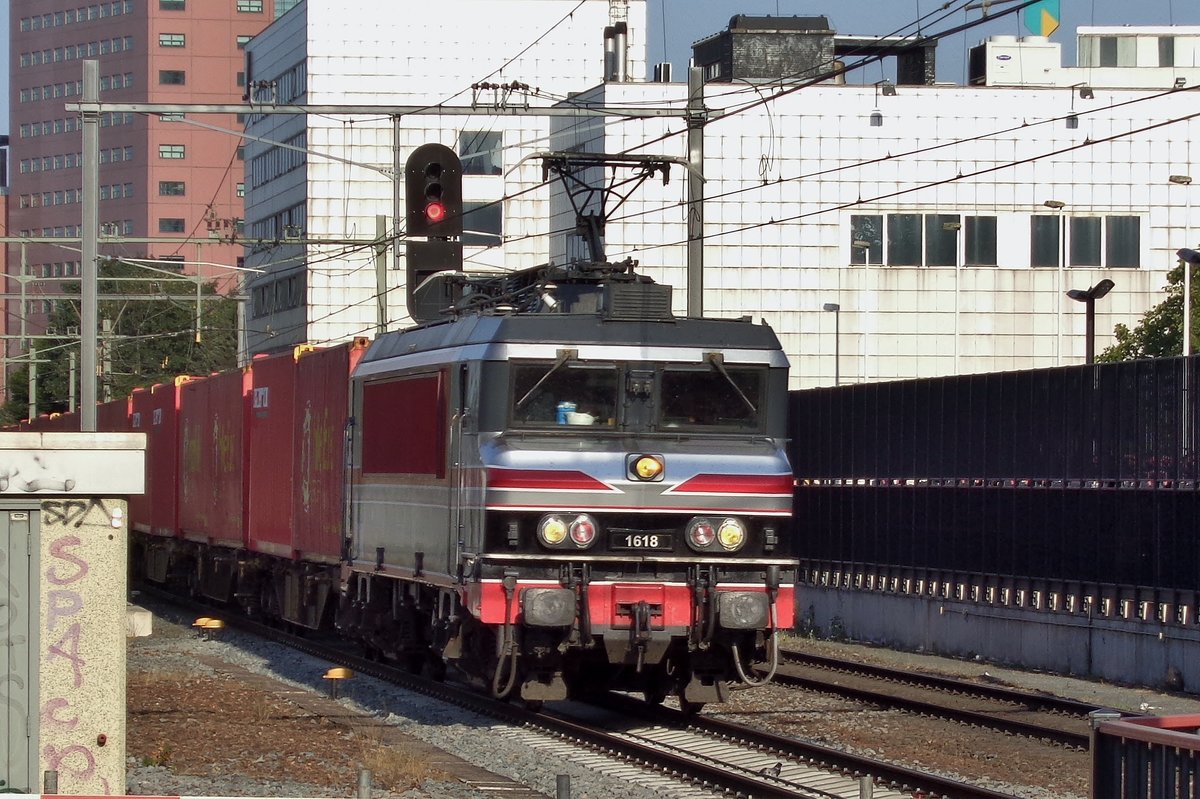 Railogic 1618 durchfahrt am 27 Juli 2018 Tilburg. 
