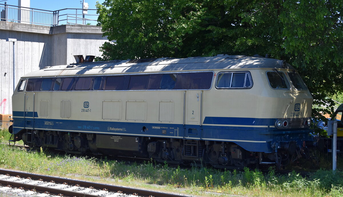 Railsystems RP GmbH, Gotha mit ihrer  218 447-1  (NVR:  92 80 1218 447-1 D-RPRS ) abgestellt am 27.05.26 am Rande des Bahnhof Dessau Hbf.