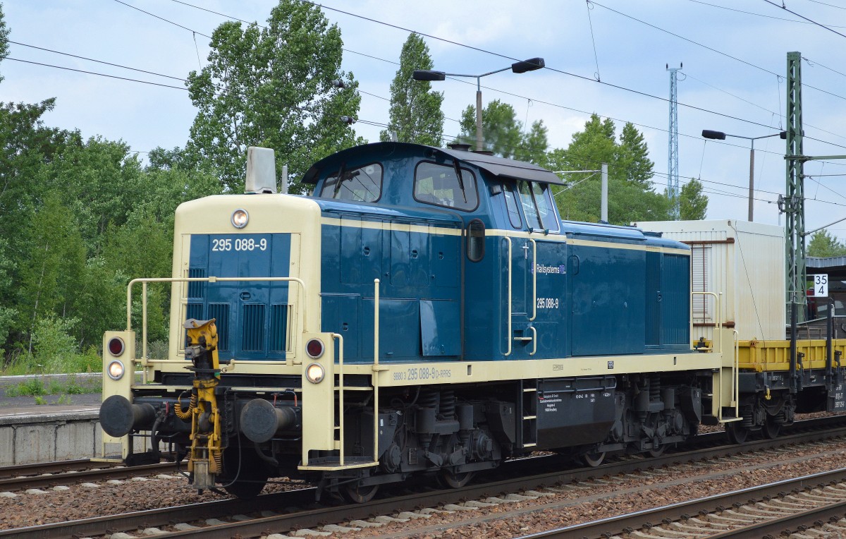 Railsystems RP GmbH mit ihrer 295 088-9 und einem Bauzug mit Drehgestellwagen mit Gerätecontainer und und einem wagen mit einer Baumaschine mit Drehbohrsystem am 16.07.15 Bhf. Flughafen Berlin-Schönefeld.